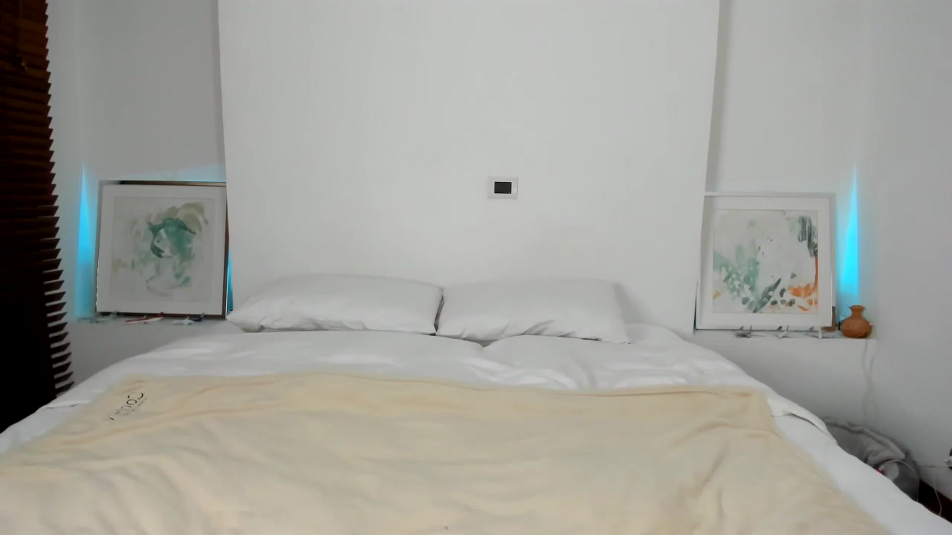 Gallery image thumbnail from EMILIANA_CRUZ's myfreecams stream on, 01/18/2025, 24:25 image 18 of 20