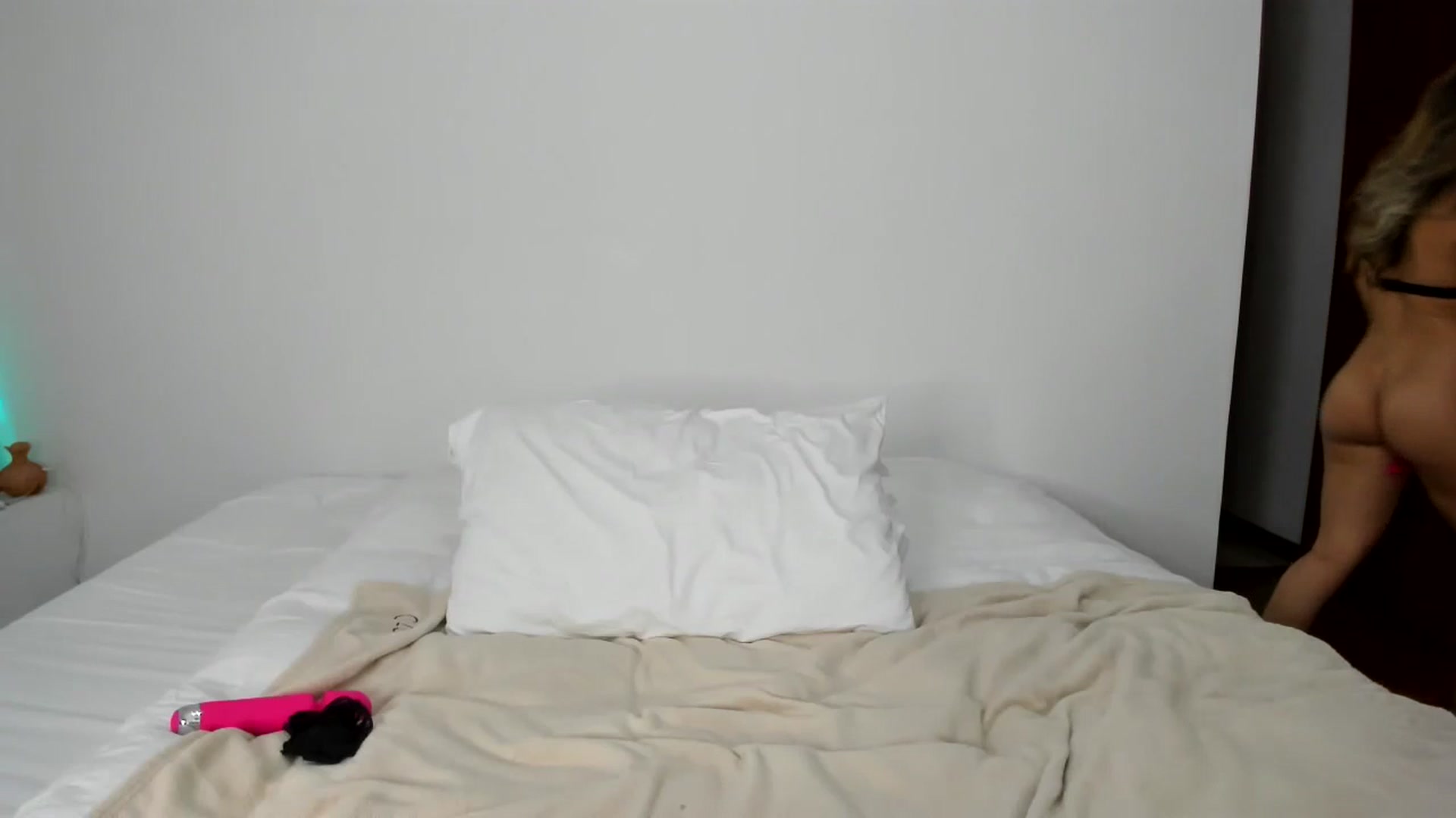 Gallery image thumbnail from EMILIANA_CRUZ's myfreecams stream on, 02/08/2025, 24:44 image 13 of 20
