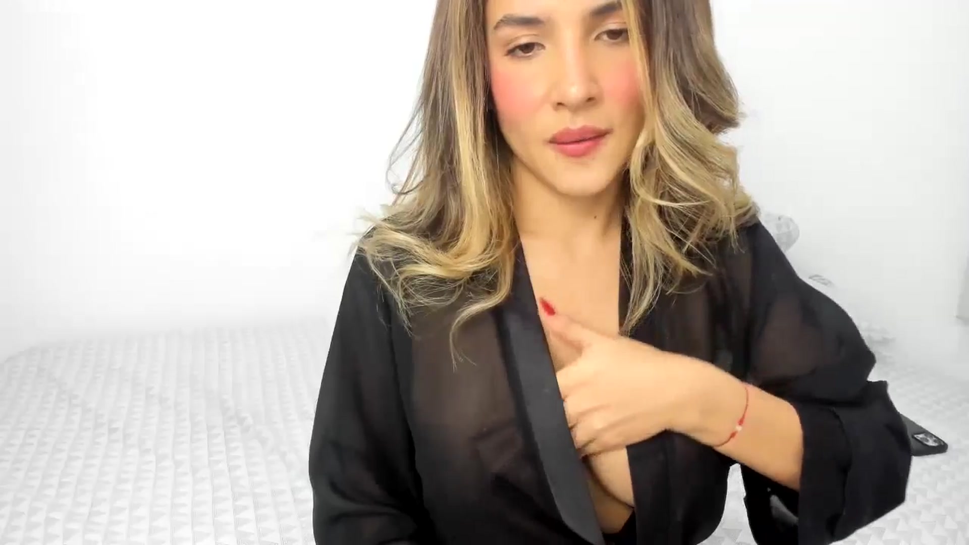 Gallery image thumbnail from EMILIANA_CRUZ's myfreecams stream on, 02/27/2025, 22:40 image 15 of 20