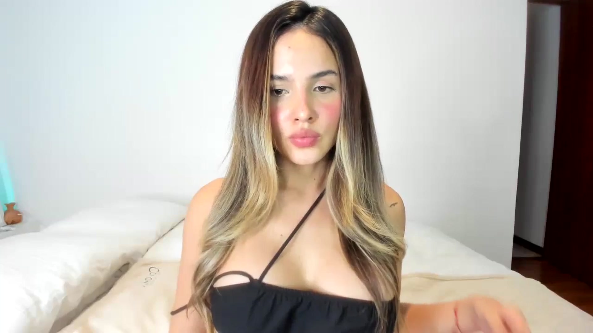 Gallery image thumbnail from EMILIANA_CRUZ's myfreecams stream on, 03/25/2025, 01:20 image 15 of 20