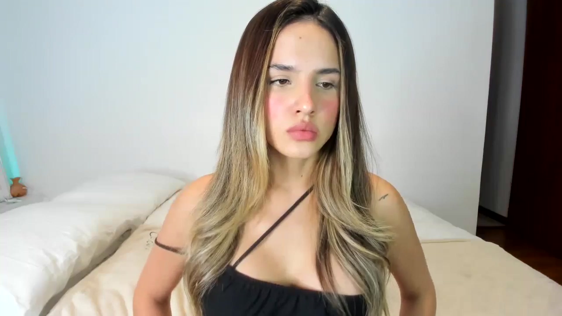 Gallery image thumbnail from EMILIANA_CRUZ's myfreecams stream on, 03/25/2025, 01:20 image 6 of 20