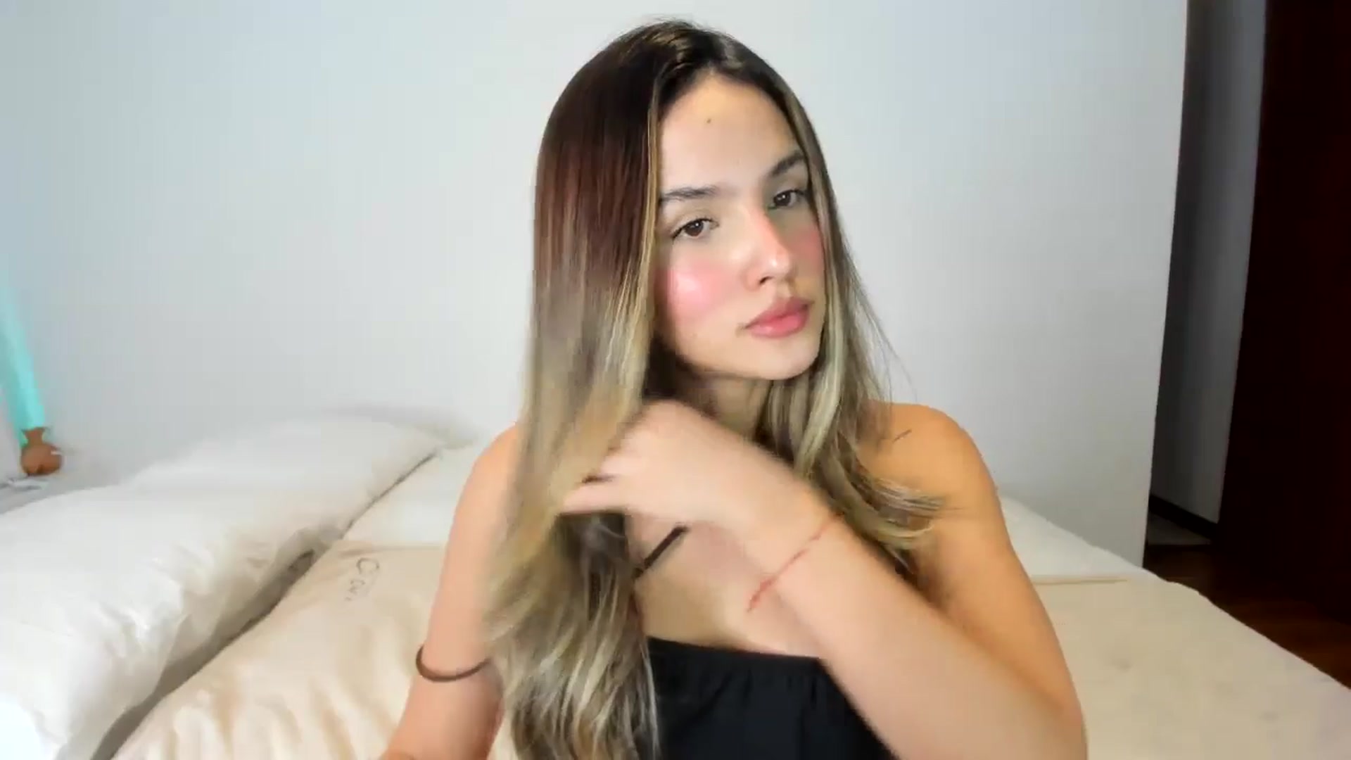 Gallery image thumbnail from EMILIANA_CRUZ's myfreecams stream on, 03/25/2025, 01:20 image 8 of 20