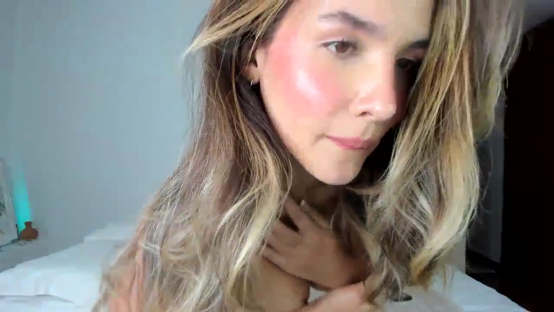 Gallery image thumbnail from EMILIANA_CRUZ's myfreecams stream on, 04/03/2025, 24:19 image 19 of 20