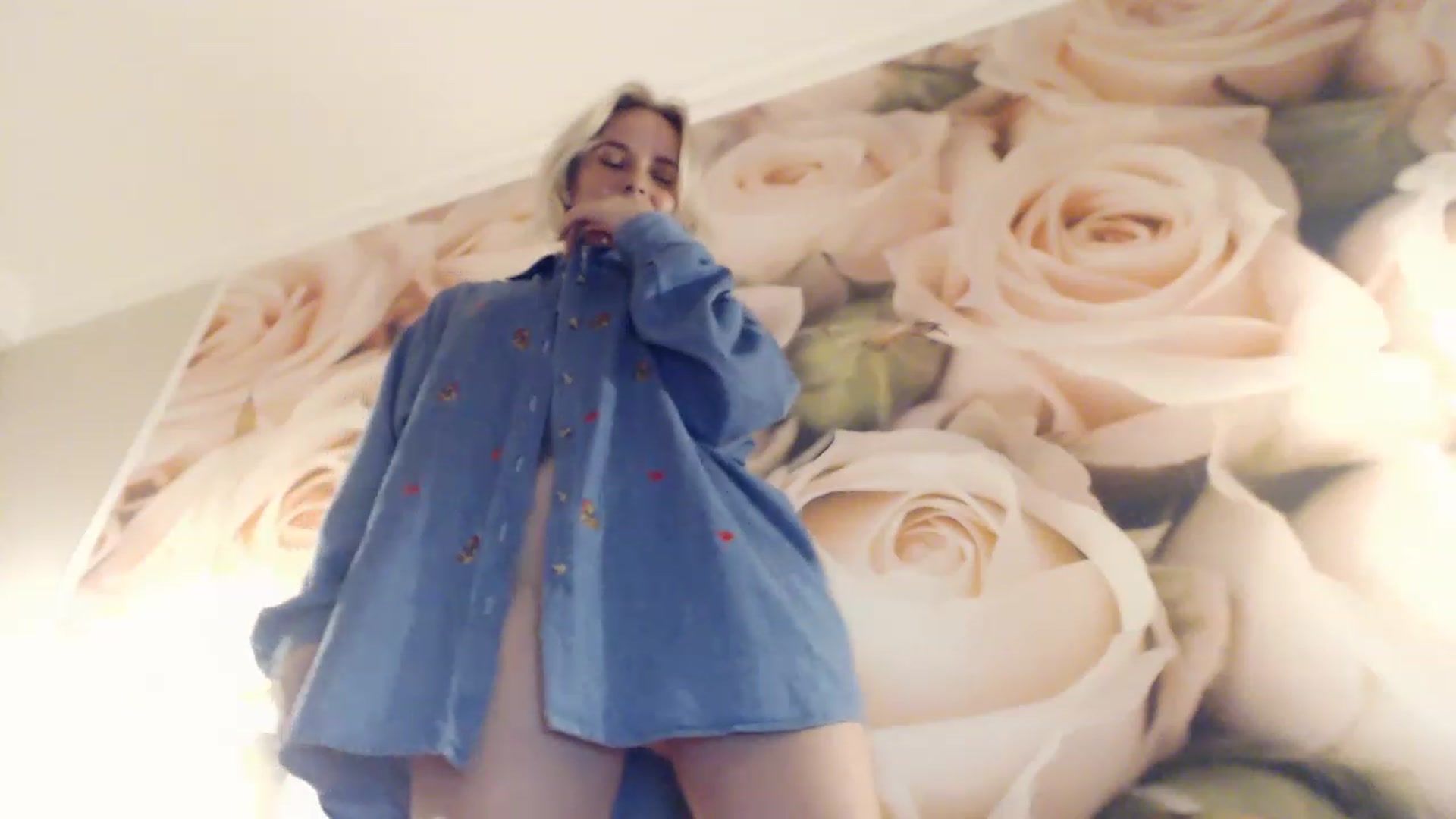 Gallery image thumbnail from EMMA_U2's myfreecams stream on, 11/21/2022, 24:58 image 18 of 20