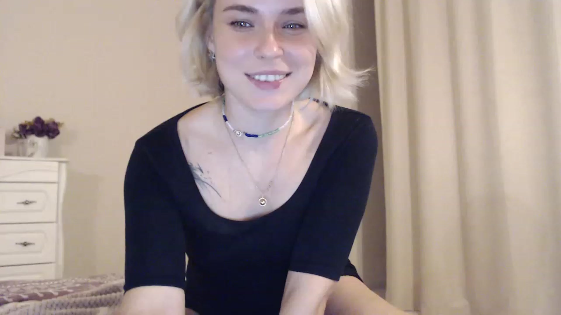 Gallery image thumbnail from EMMA_U2's myfreecams stream on, 11/23/2022, 01:23 image 12 of 20