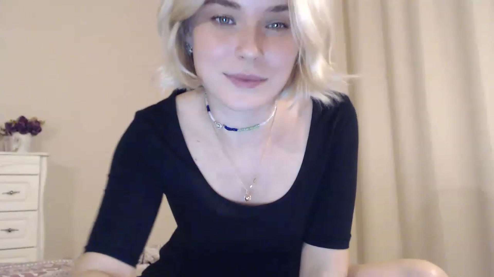 Gallery image thumbnail from EMMA_U2's myfreecams stream on, 11/23/2022, 01:23 image 17 of 20