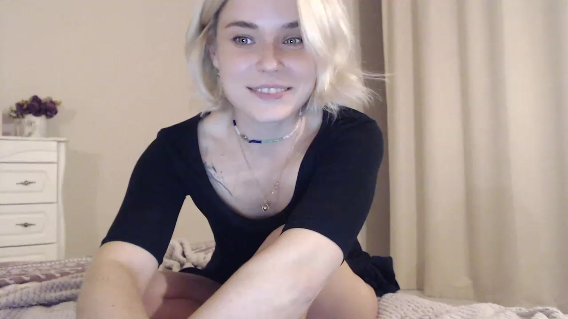 Gallery image thumbnail from EMMA_U2's myfreecams stream on, 11/23/2022, 01:23 image 14 of 20
