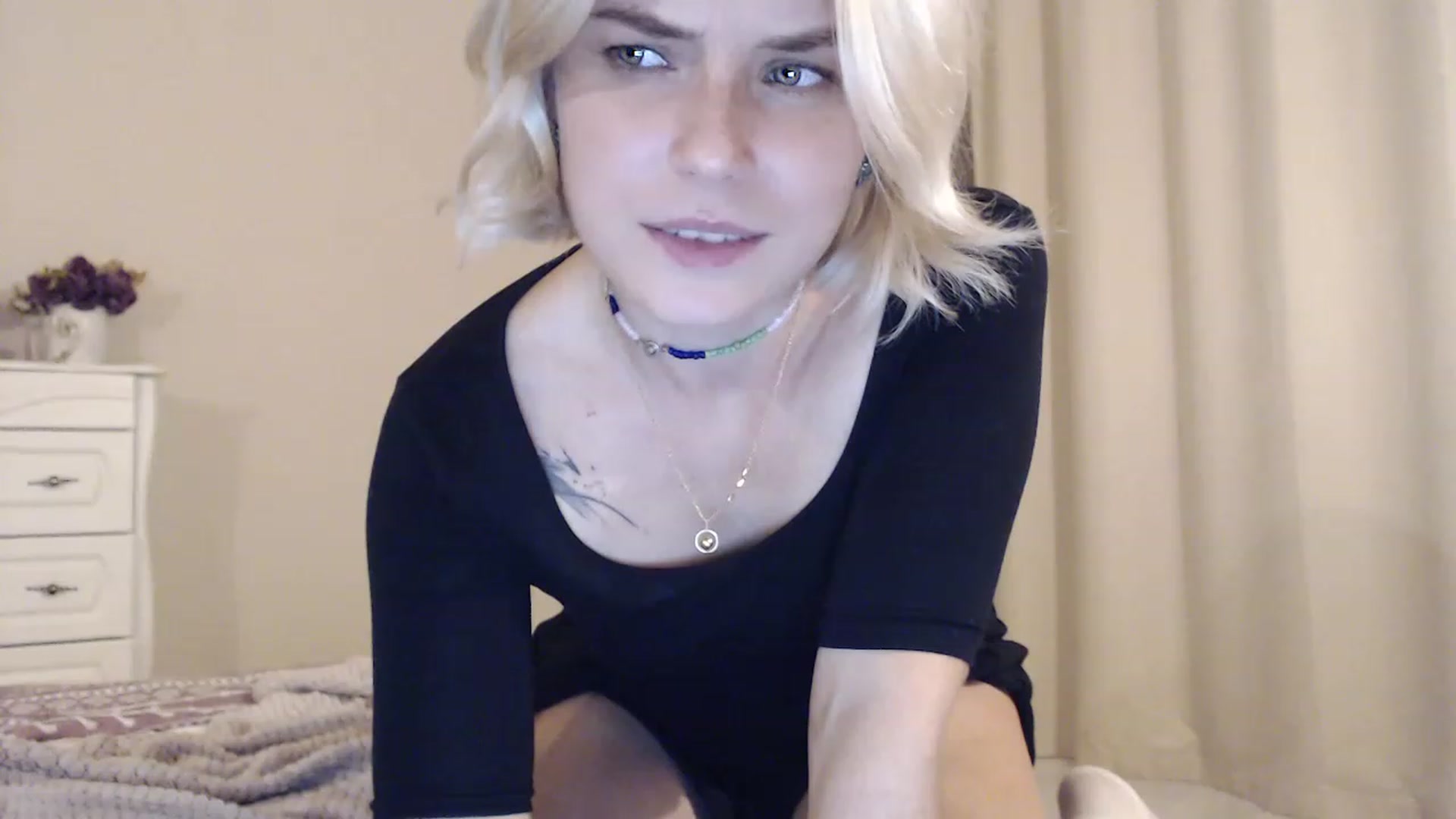 Gallery image thumbnail from EMMA_U2's myfreecams stream on, 11/23/2022, 01:23 image 9 of 20