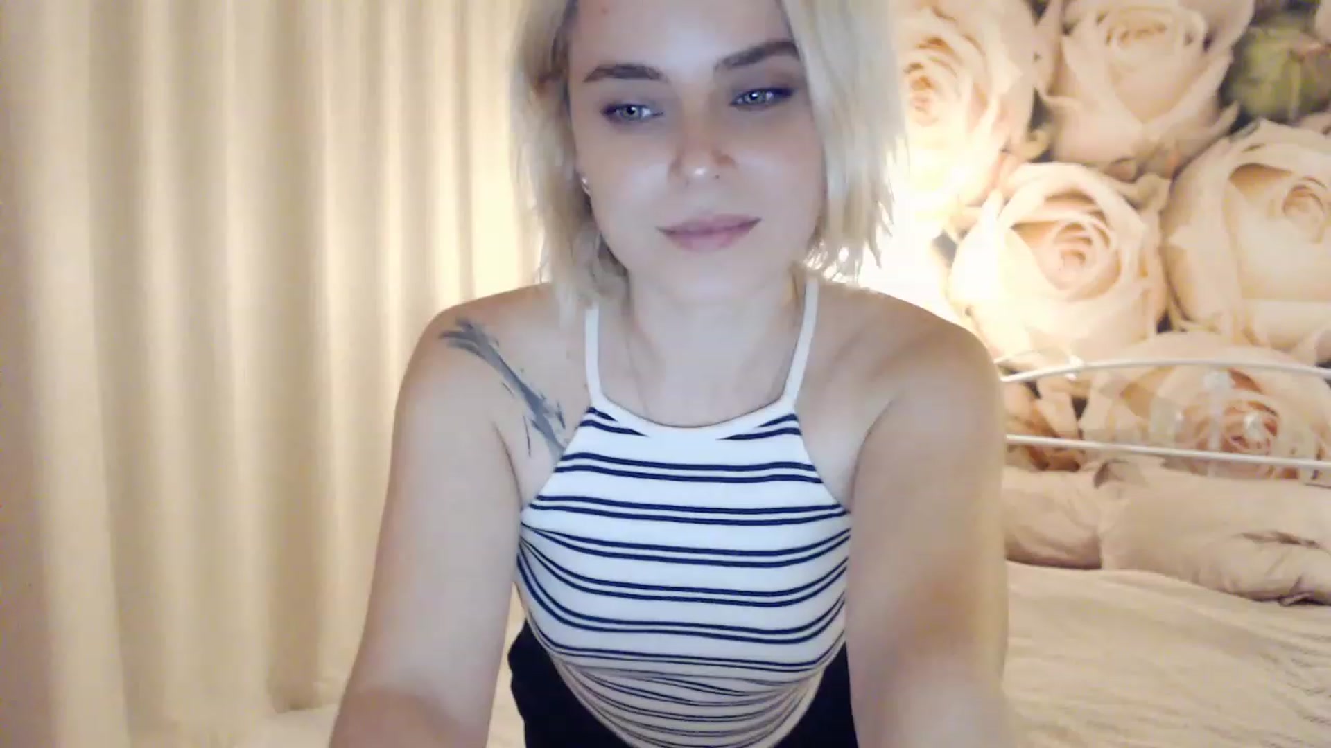 Gallery image thumbnail from EMMA_U2's myfreecams stream on, 12/06/2022, 23:31 image 1 of 20