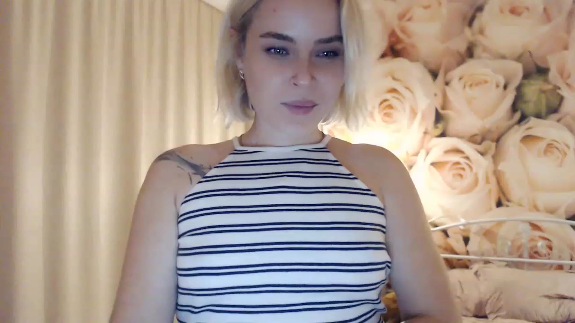 Gallery image thumbnail from EMMA_U2's myfreecams stream on, 12/07/2022, 24:10 image 11 of 20