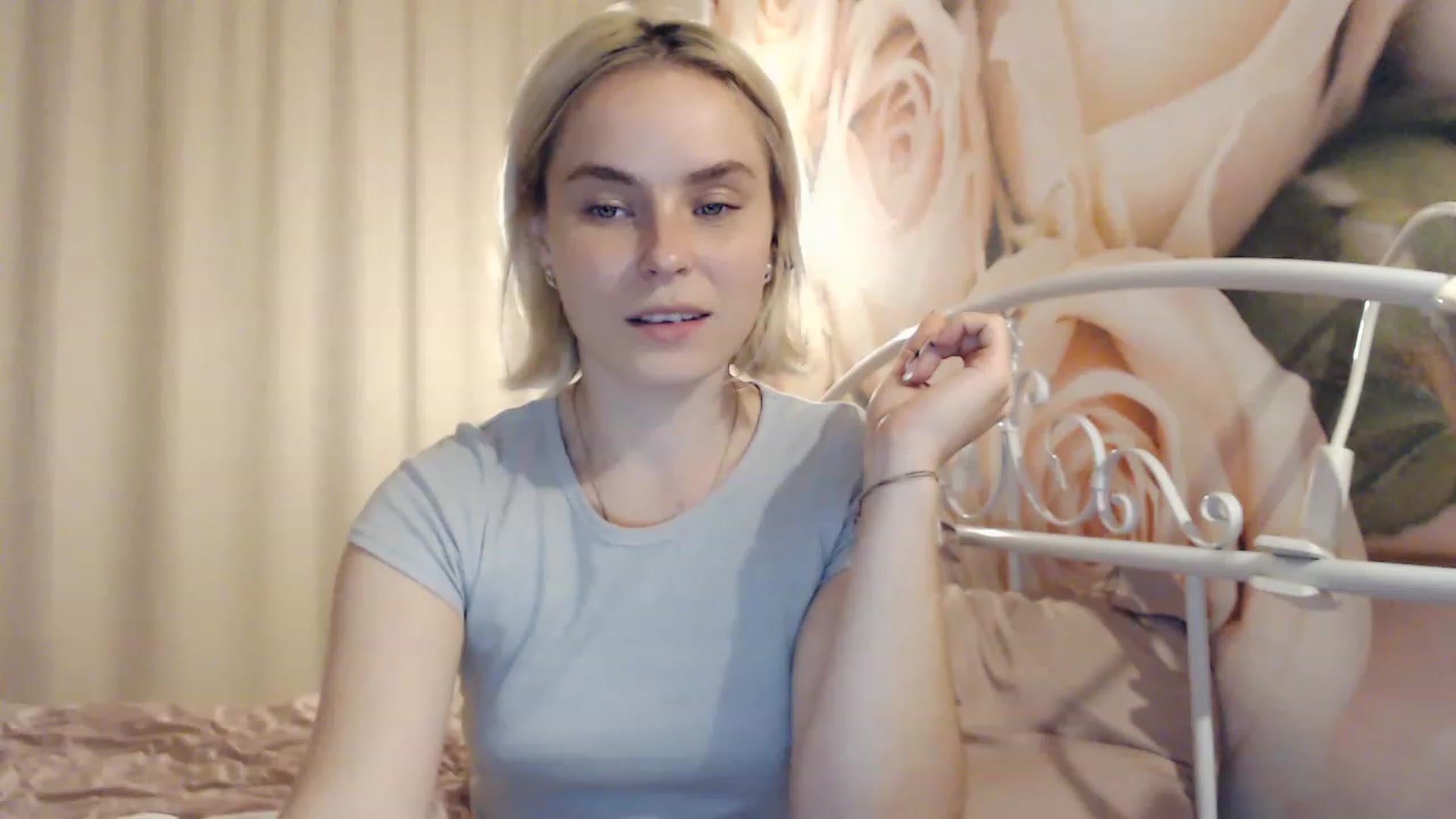 Gallery image thumbnail from EMMA_U2's myfreecams stream on, 12/22/2022, 24:56 image 4 of 20
