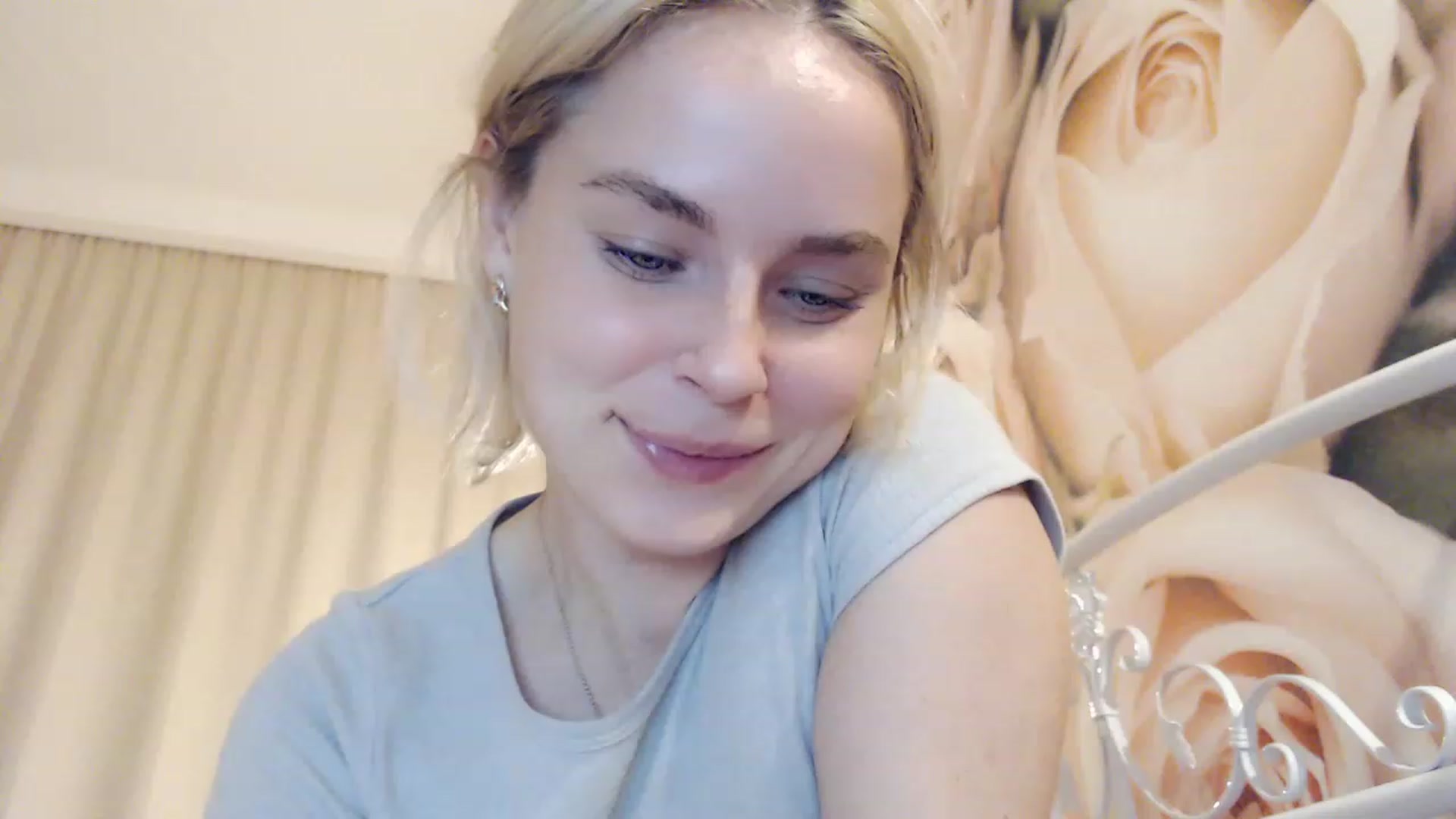 Gallery image thumbnail from EMMA_U2's myfreecams stream on, 12/22/2022, 24:56 image 12 of 20