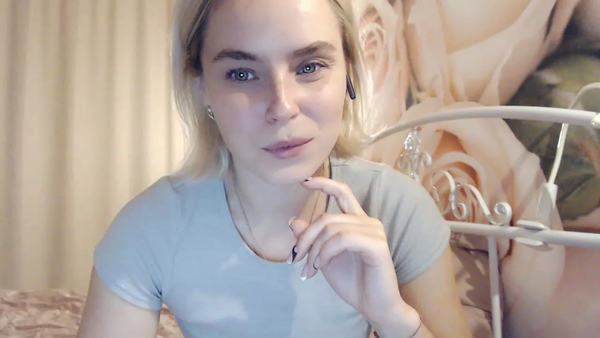 Gallery image thumbnail from EMMA_U2's myfreecams stream on, 12/22/2022, 24:56 image 1 of 20