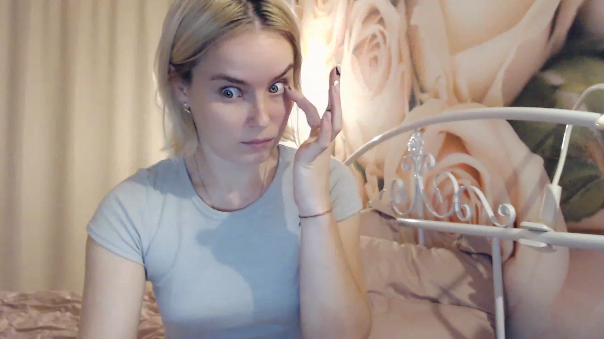 Gallery image thumbnail from EMMA_U2's myfreecams stream on, 12/22/2022, 24:56 image 5 of 20