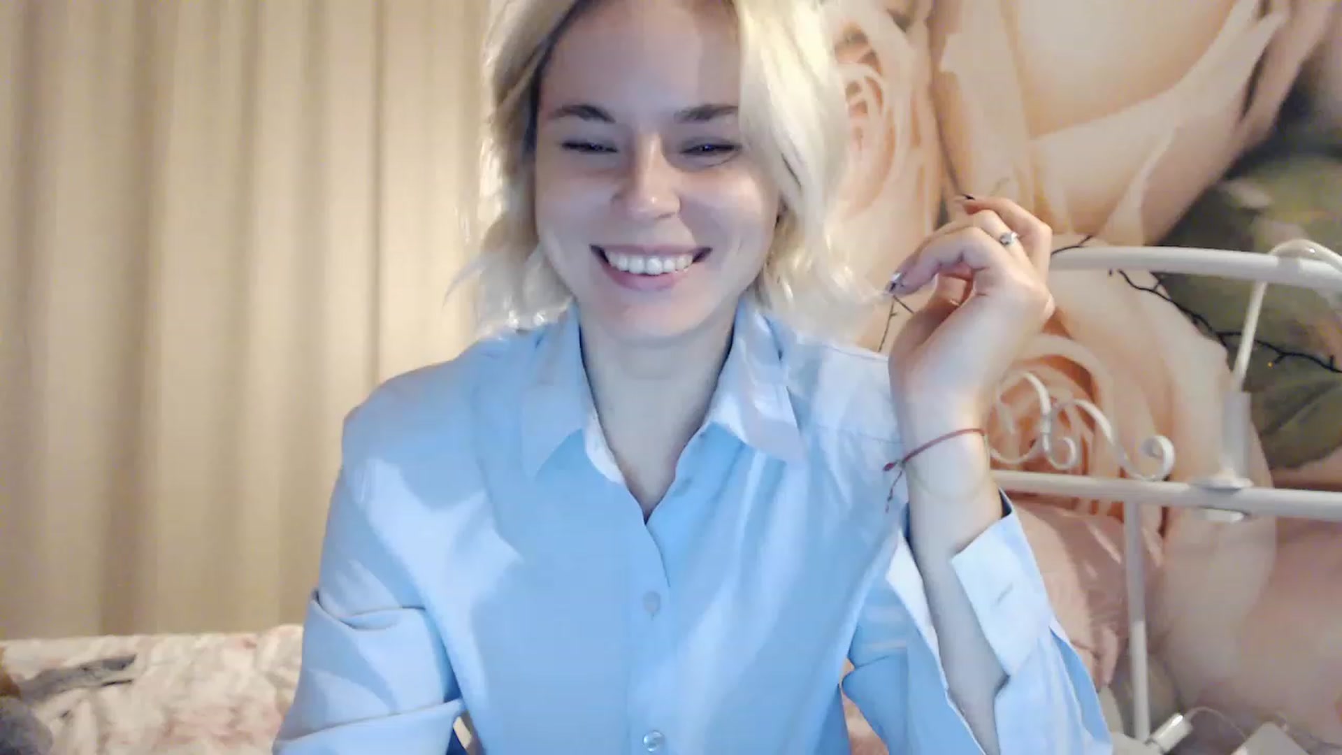 Gallery image thumbnail from EMMA_U2's myfreecams stream on, 12/29/2022, 24:33 image 19 of 20
