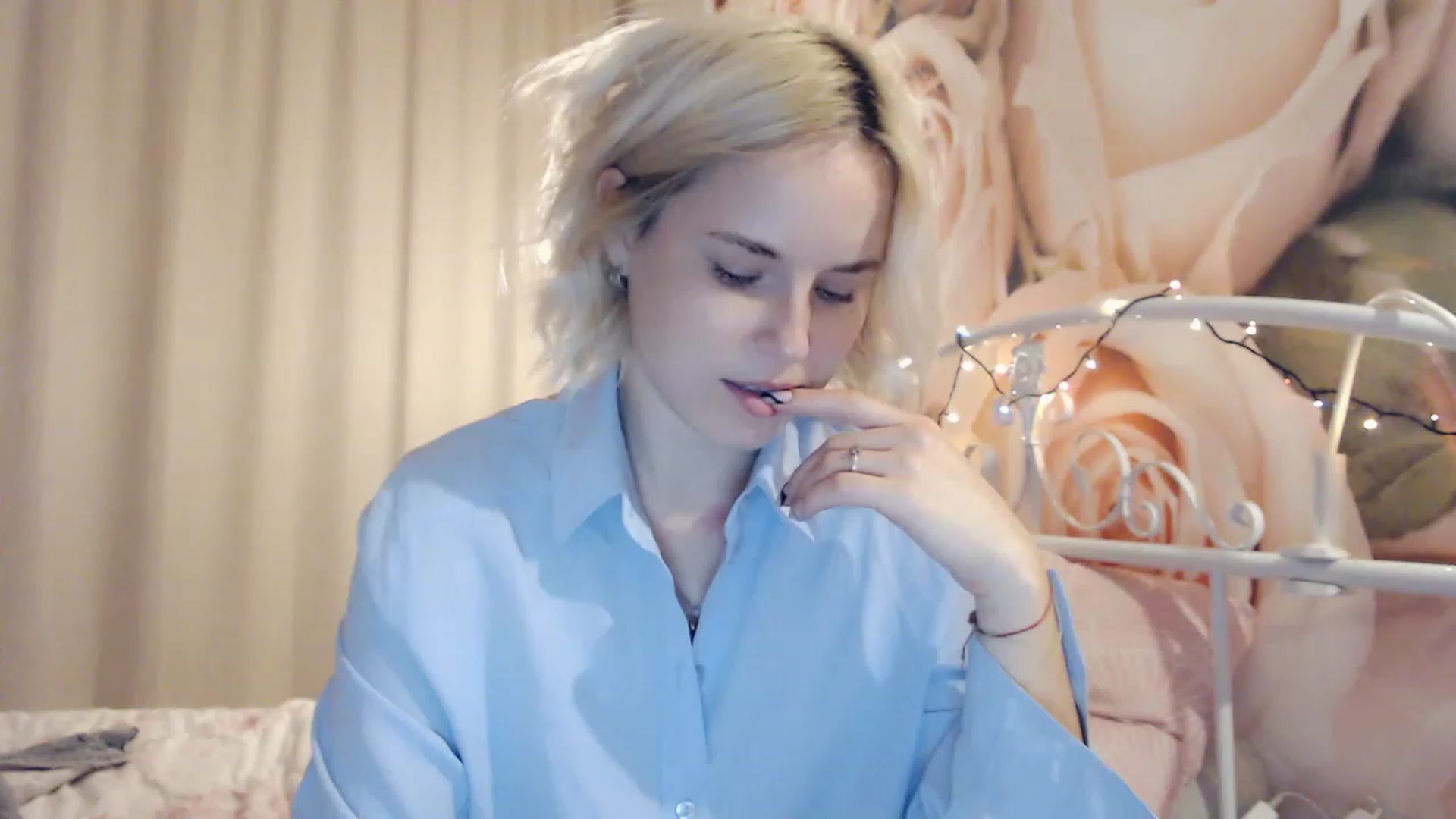 Gallery image thumbnail from EMMA_U2's myfreecams stream on, 12/29/2022, 24:33 image 5 of 20