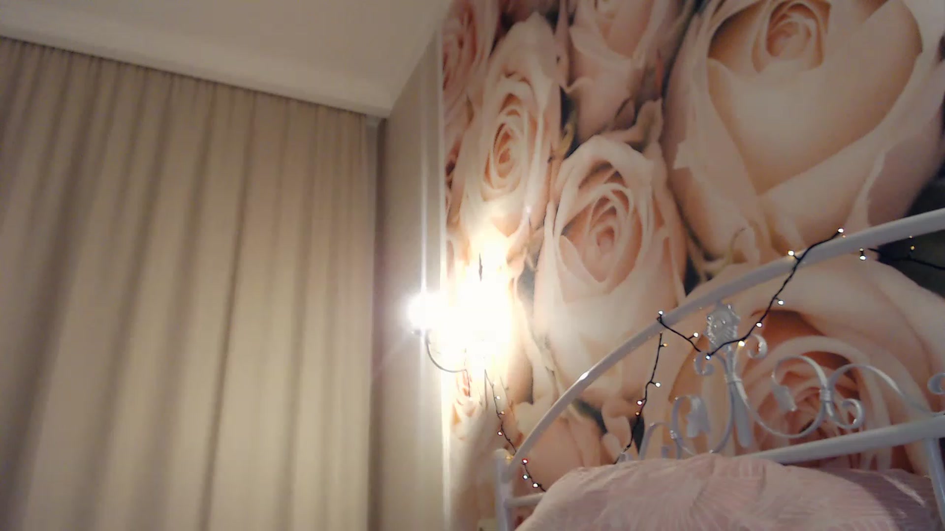 Gallery image thumbnail from EMMA_U2's myfreecams stream on, 12/29/2022, 24:33 image 11 of 20