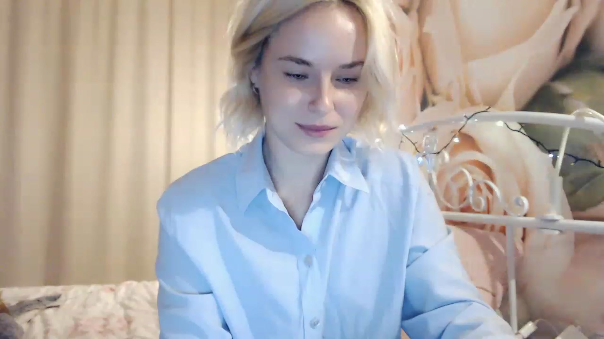Gallery image thumbnail from EMMA_U2's myfreecams stream on, 12/29/2022, 24:41 image 16 of 20