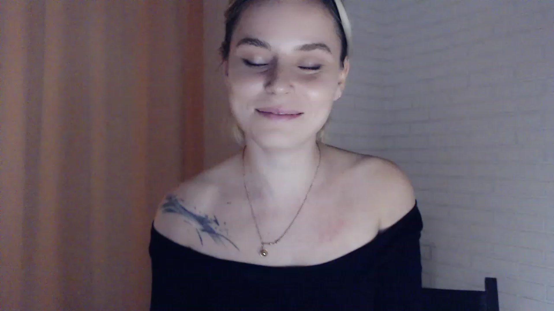 Gallery image thumbnail from EMMA_U2's myfreecams stream on, 02/19/2023, 01:28 image 7 of 20