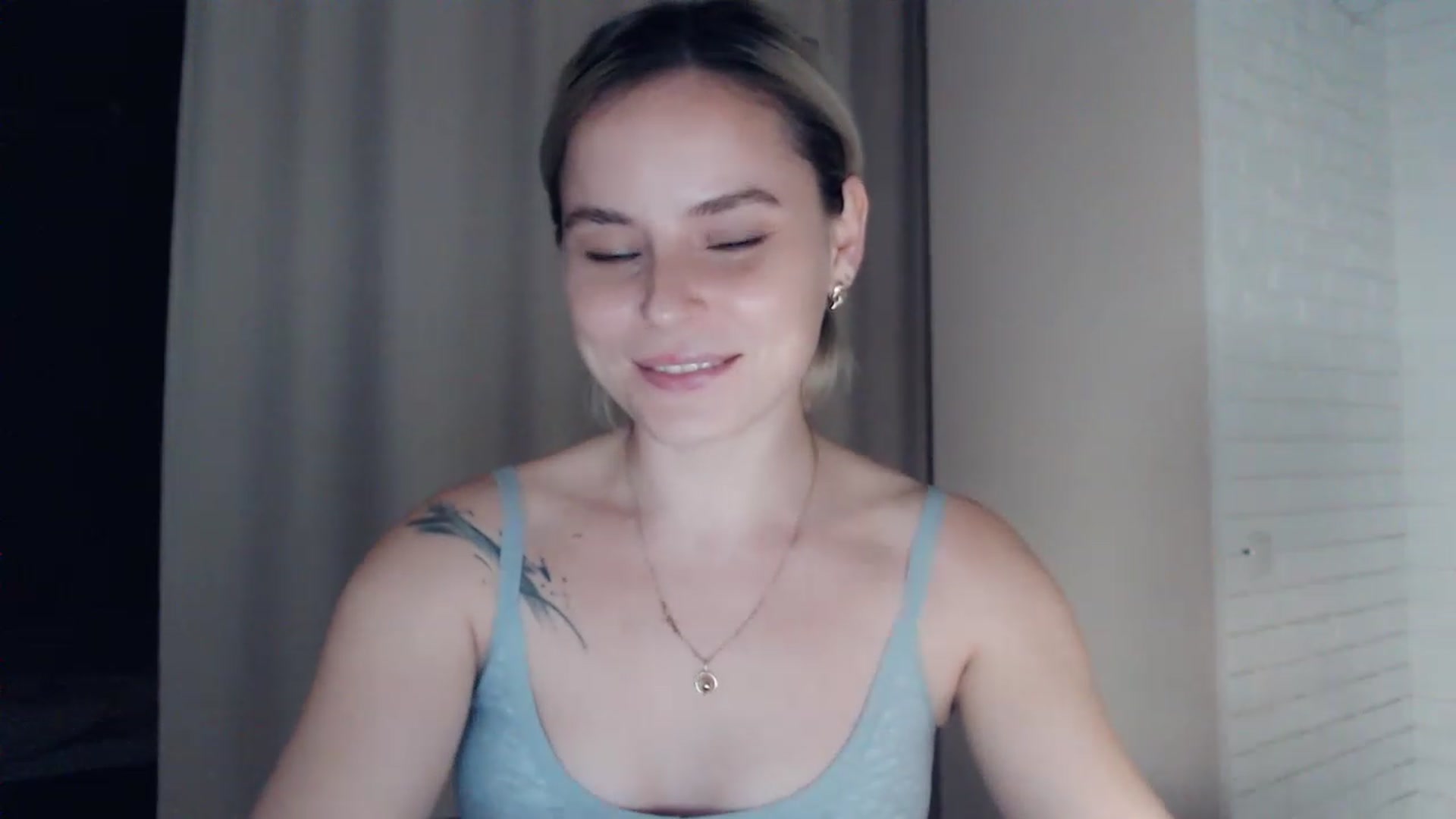Gallery image thumbnail from EMMA_U2's myfreecams stream on, 02/25/2023, 02:29 image 11 of 20