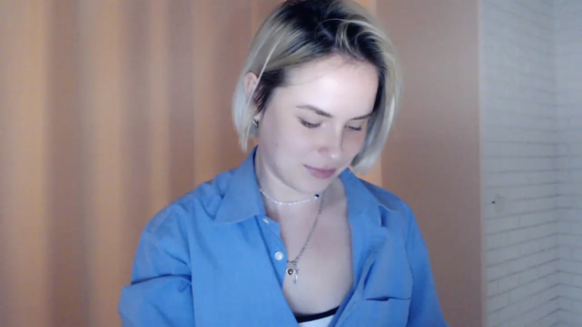 Gallery image thumbnail from EMMA_U2's myfreecams stream on, 03/04/2023, 01:37 image 4 of 20