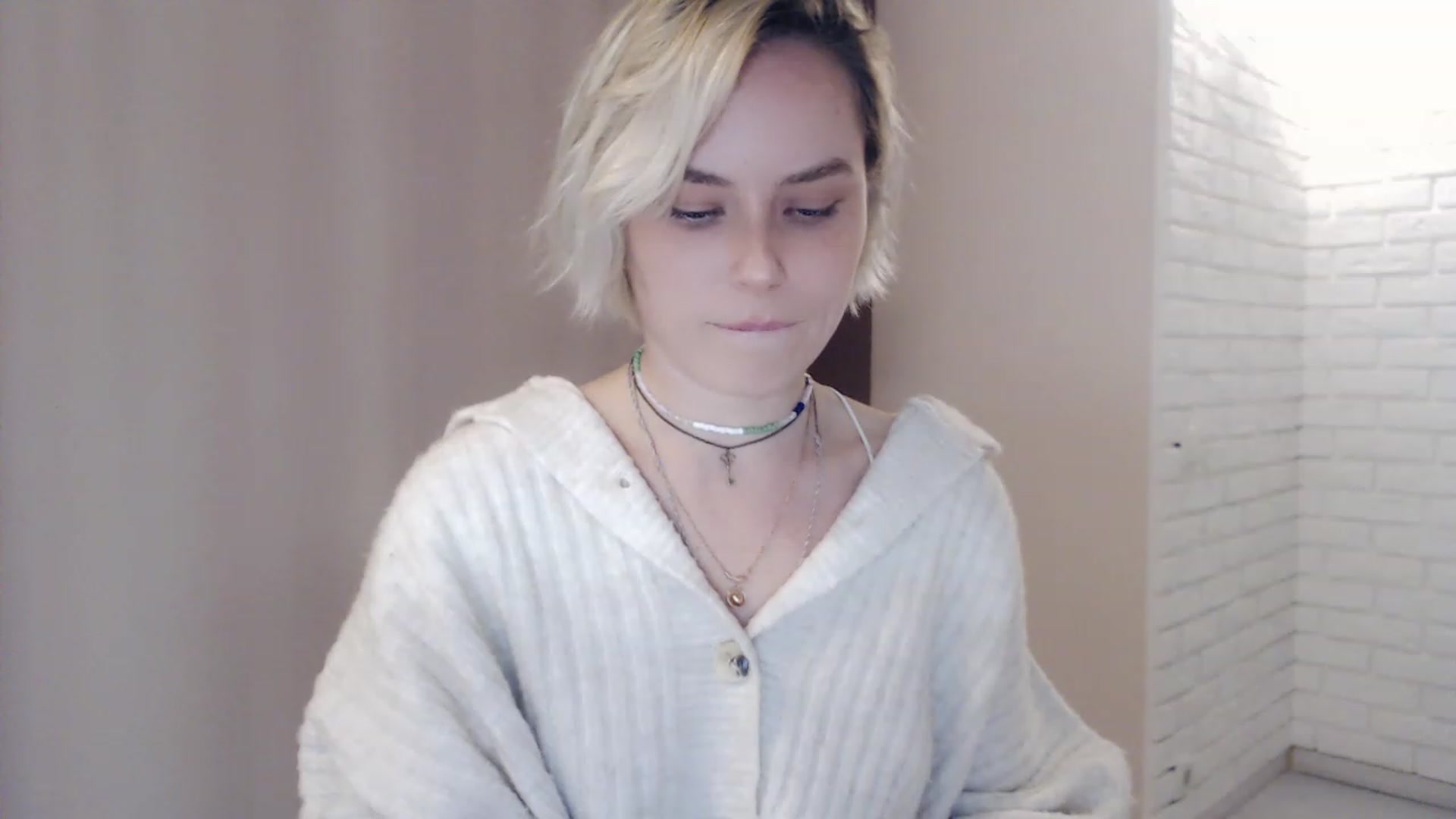 Gallery image thumbnail from EMMA_U2's myfreecams stream on, 03/15/2023, 02:17 image 17 of 20