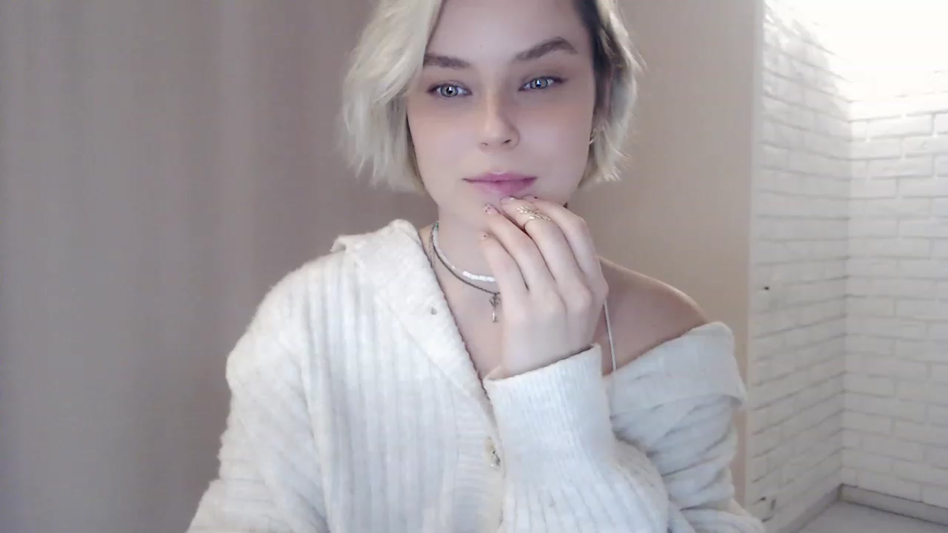 Gallery image thumbnail from EMMA_U2's myfreecams stream on, 03/15/2023, 02:50 image 1 of 20