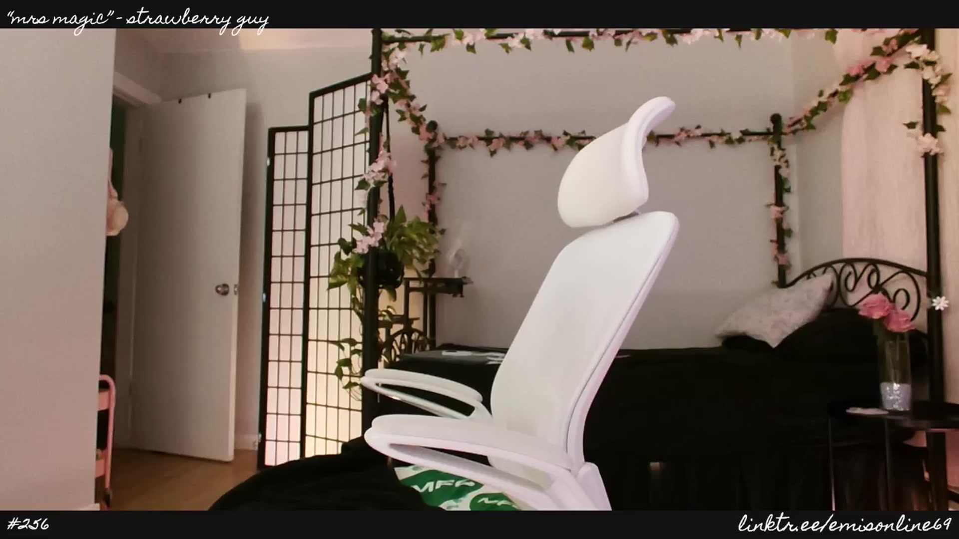 Gallery image thumbnail from EMMEL1NE's myfreecams stream on, 05/03/2024, 06:02 image 2 of 20