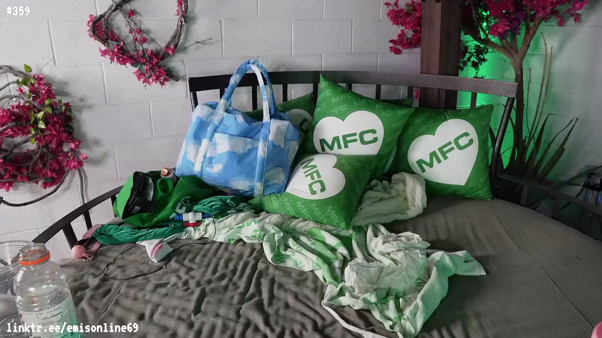 Gallery image thumbnail from EMMEL1NE's myfreecams stream on, 05/21/2024, 07:33 image 12 of 20