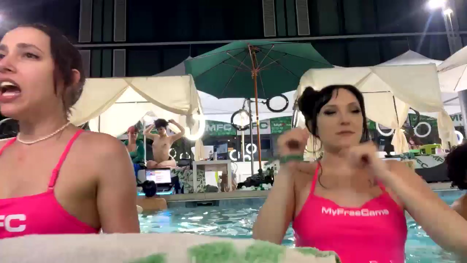 Gallery image thumbnail from EMMEL1NE's myfreecams stream on, 05/23/2024, 08:51 image 14 of 20