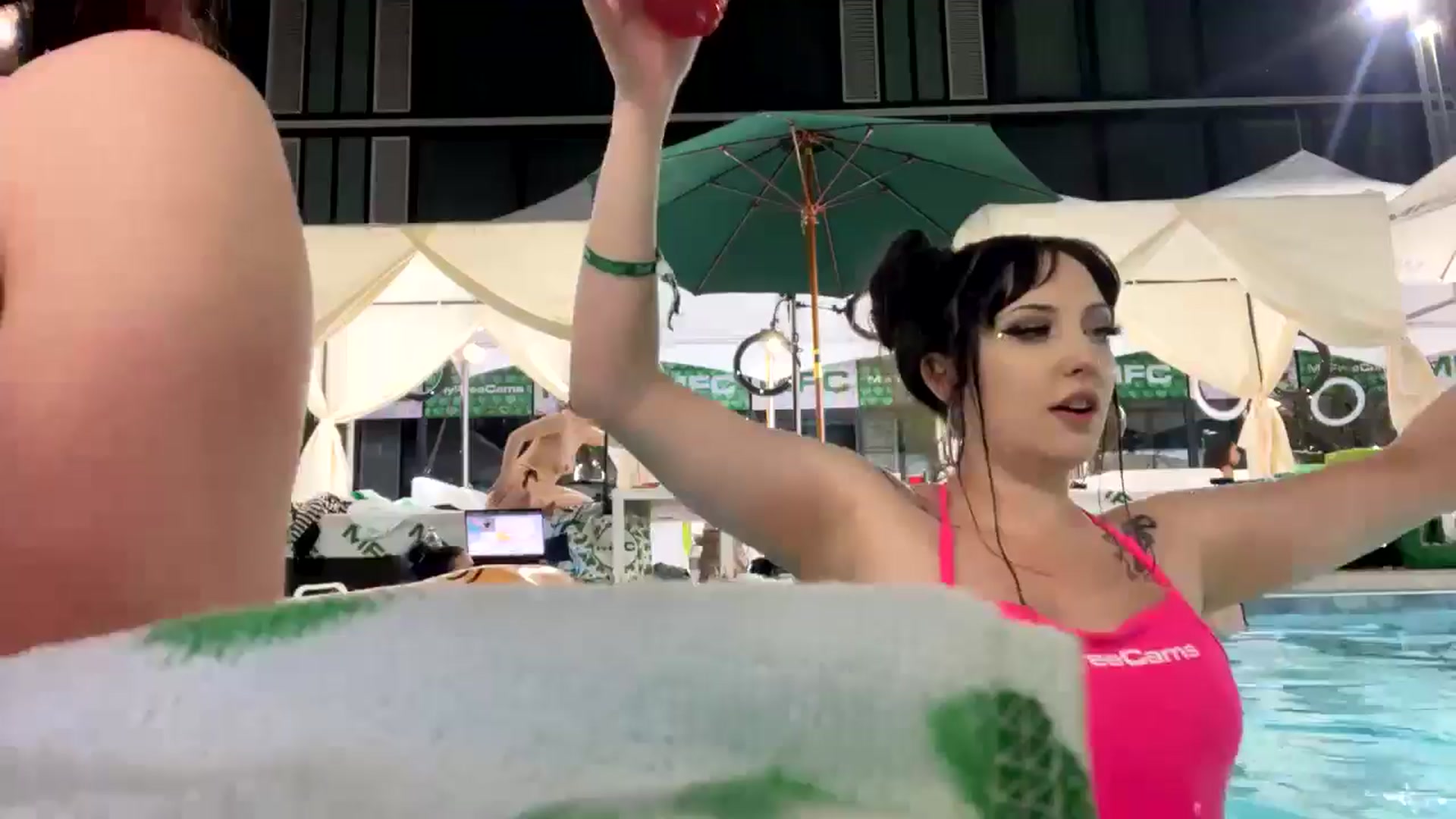 Gallery image thumbnail from EMMEL1NE's myfreecams stream on, 05/23/2024, 08:51 image 8 of 20