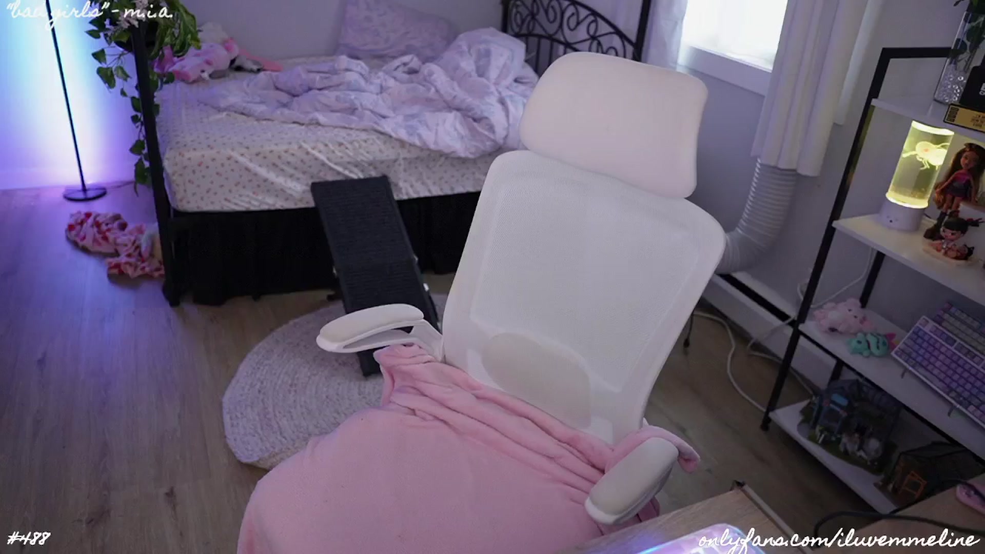 Gallery image thumbnail from EMMEL1NE's myfreecams stream on, 08/04/2024, 02:00 image 16 of 20