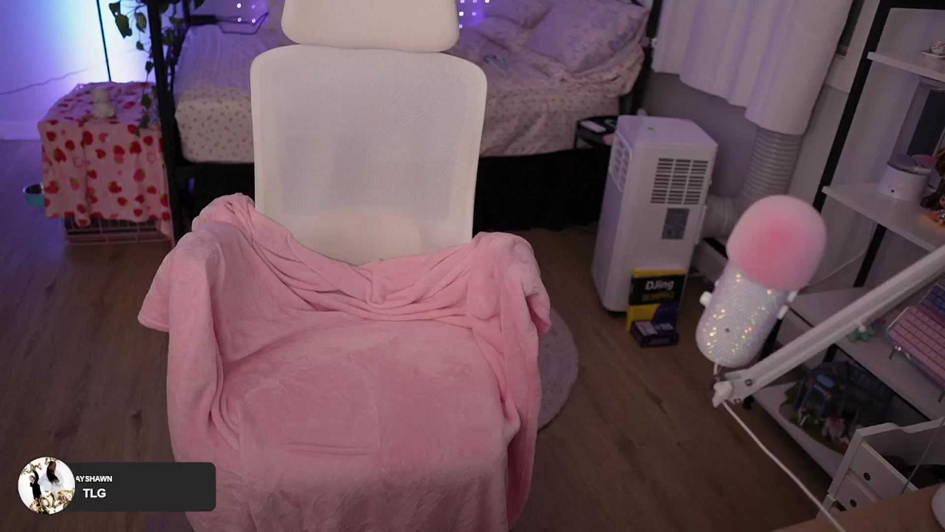 Gallery image thumbnail from EMMEL1NE's myfreecams stream on, 08/14/2024, 08:14 image 8 of 20
