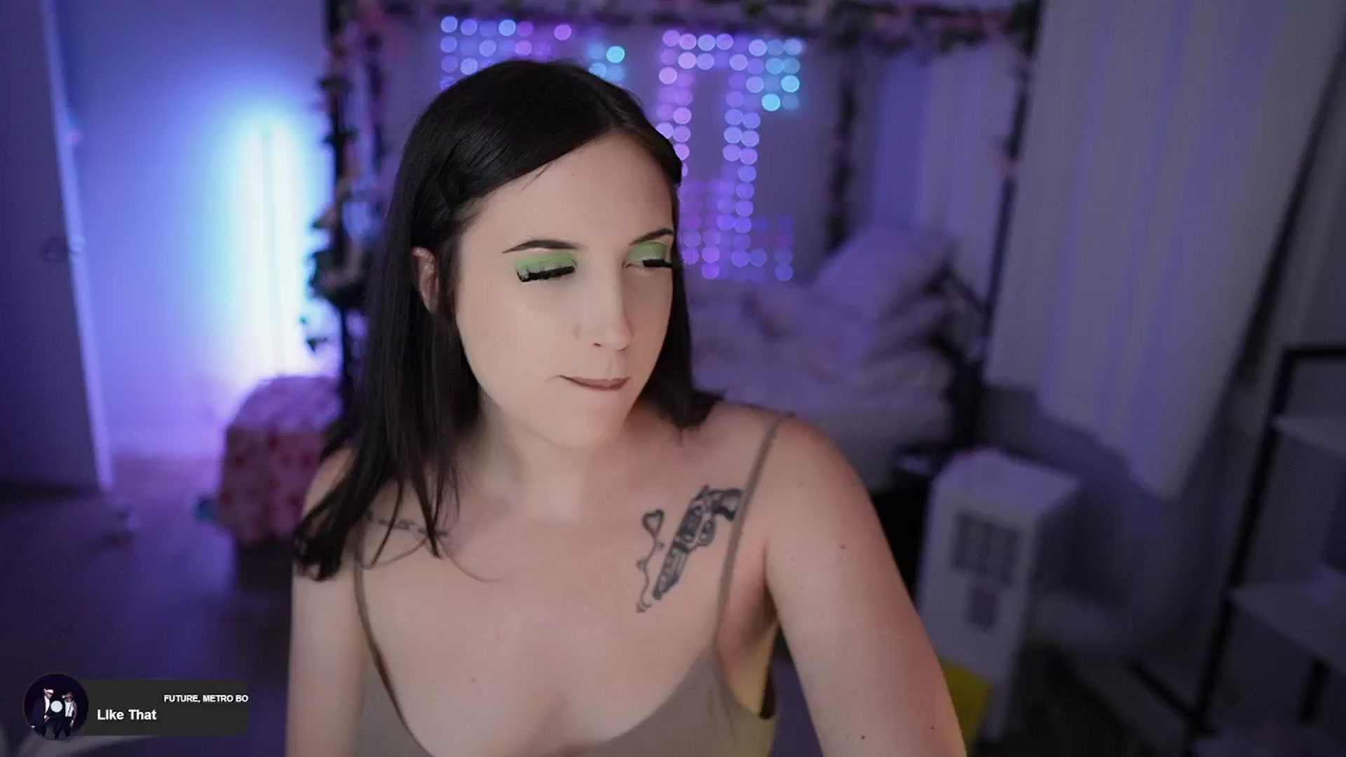 Gallery image thumbnail from EMMEL1NE's myfreecams stream on, 08/18/2024, 04:05 image 15 of 20