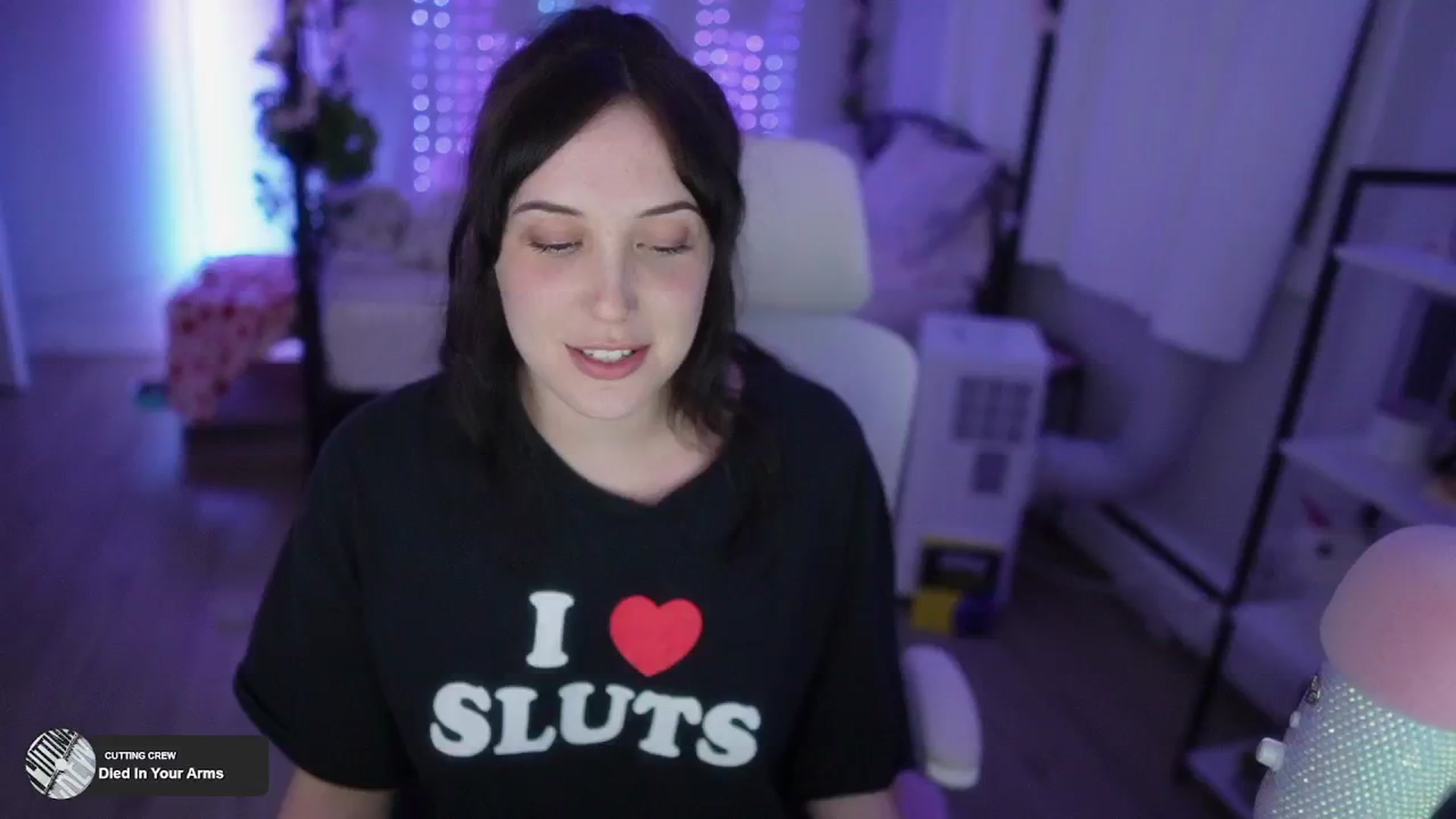 Gallery image thumbnail from EMMEL1NE's myfreecams stream on, 08/19/2024, 05:17 image 17 of 20