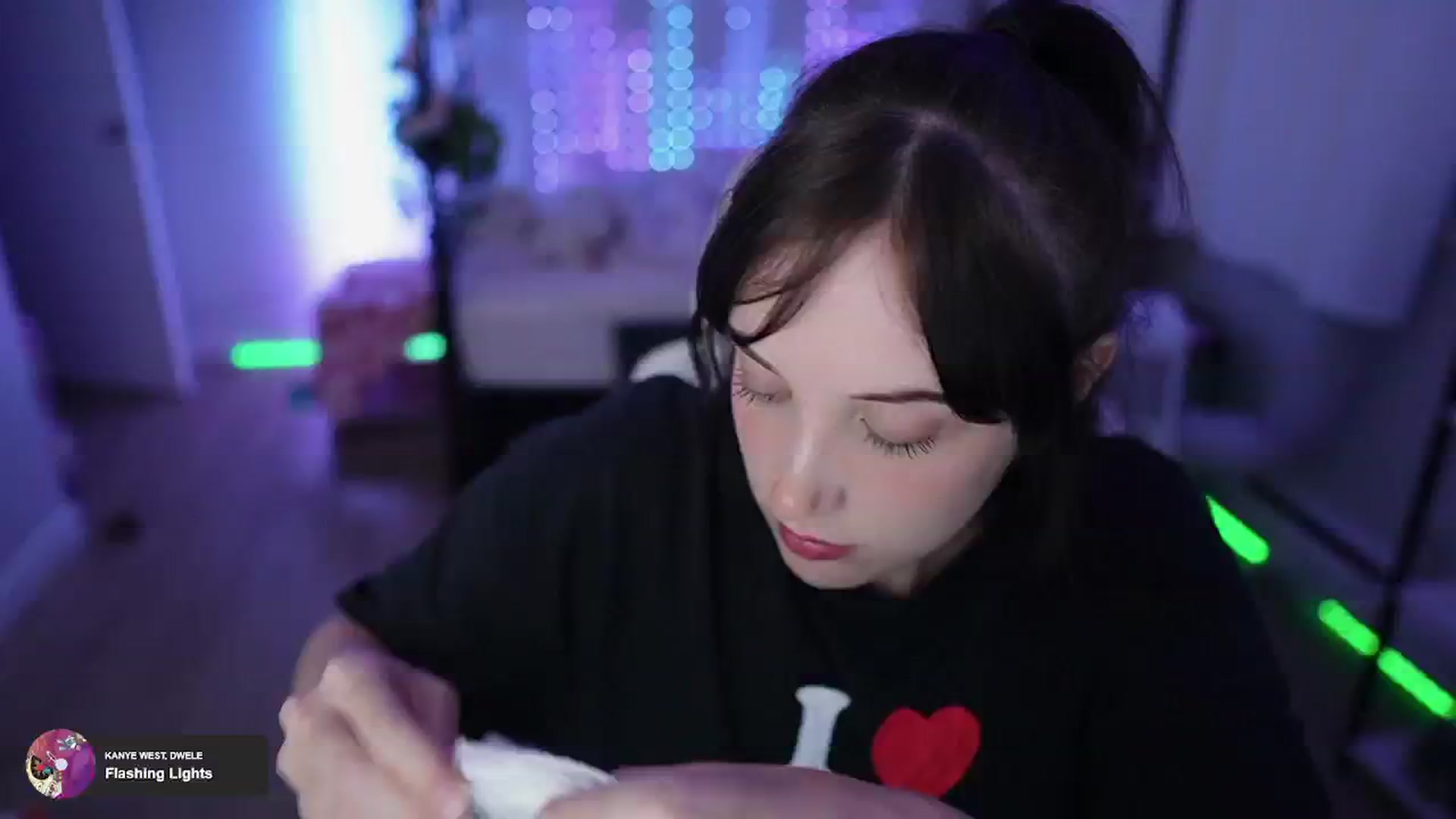 Gallery image thumbnail from EMMEL1NE's myfreecams stream on, 08/19/2024, 05:17 image 2 of 20