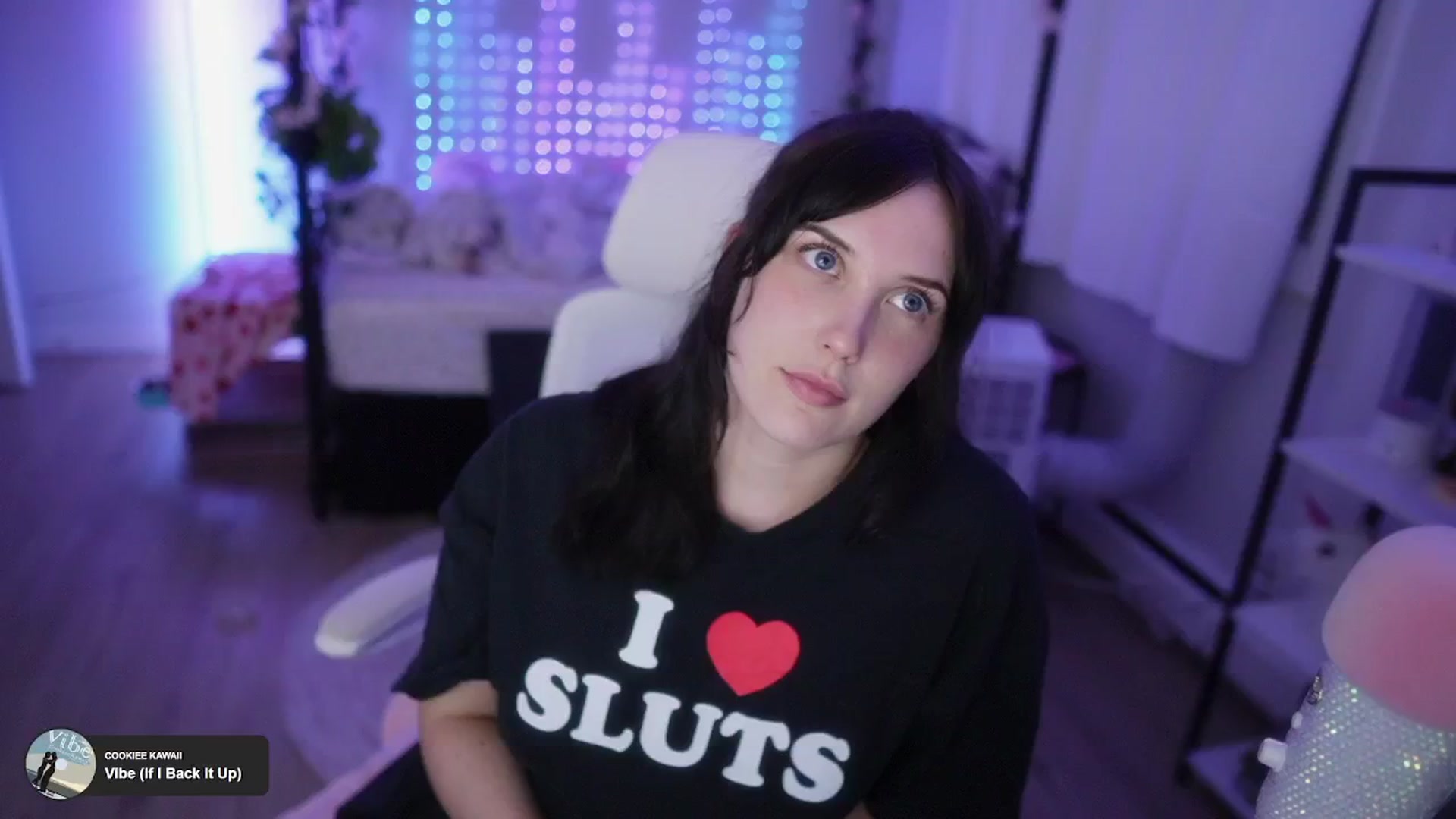 Gallery image thumbnail from EMMEL1NE's myfreecams stream on, 08/19/2024, 05:17 image 20 of 20