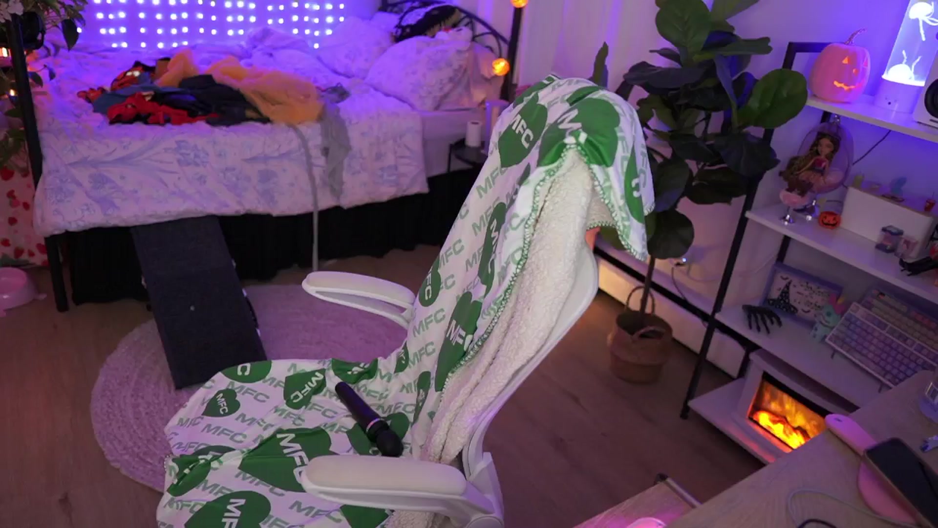 Gallery image thumbnail from EMMEL1NE's myfreecams stream on, 09/24/2024, 04:29 image 2 of 20