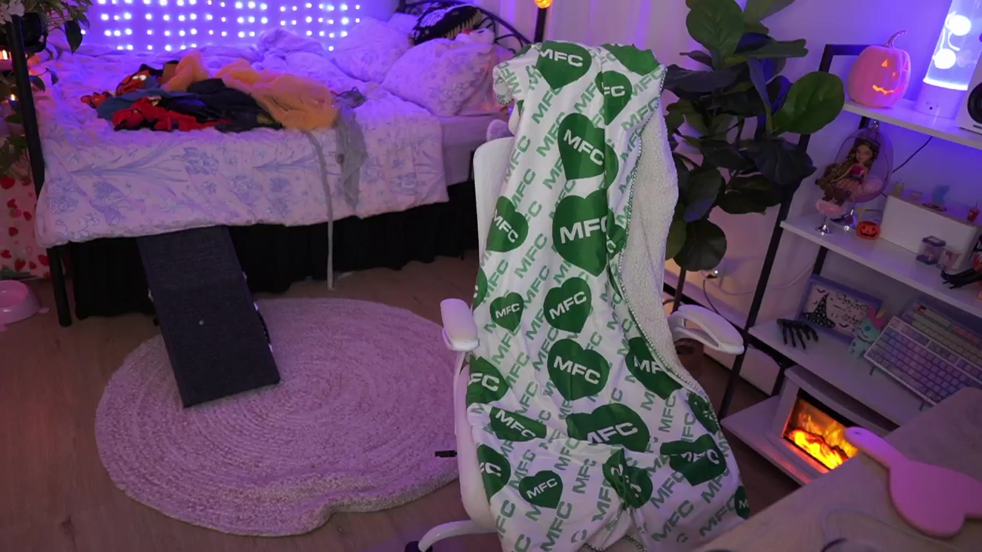 Gallery image thumbnail from EMMEL1NE's myfreecams stream on, 09/24/2024, 04:29 image 1 of 20
