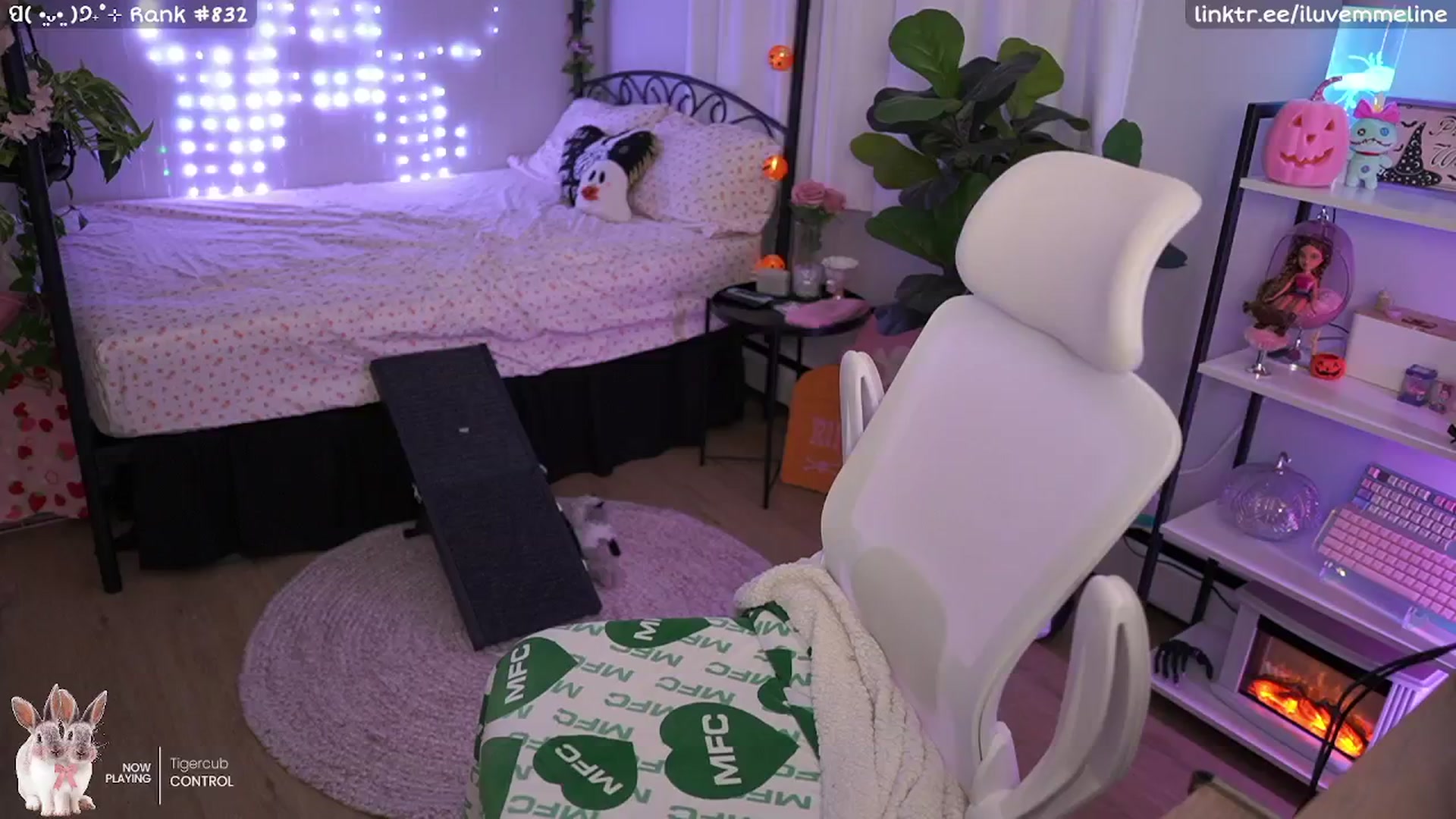 Gallery image thumbnail from EMMEL1NE's myfreecams stream on, 10/11/2024, 04:30 image 4 of 20