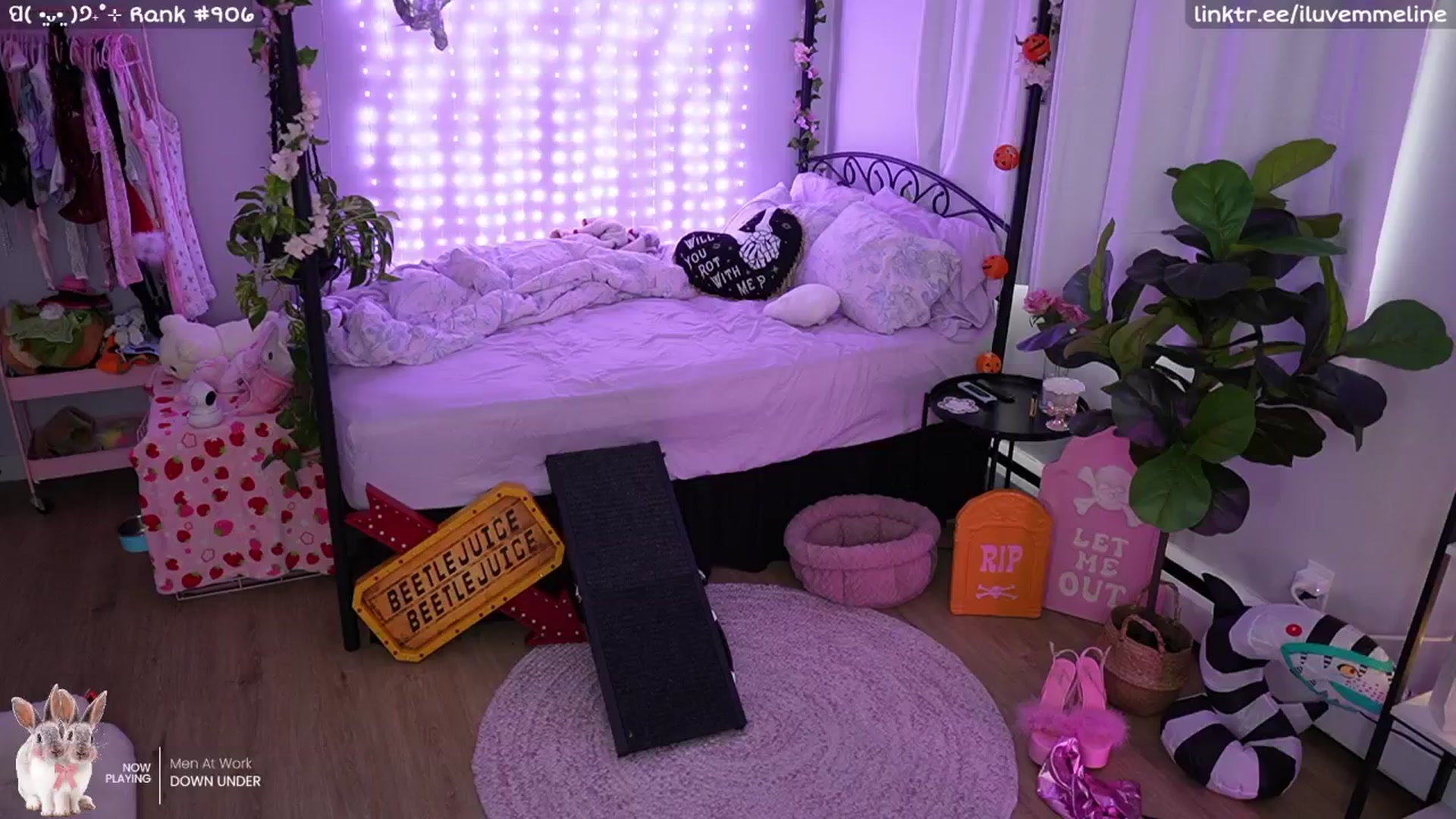 Gallery image thumbnail from EMMEL1NE's myfreecams stream on, 10/18/2024, 22:39 image 9 of 20