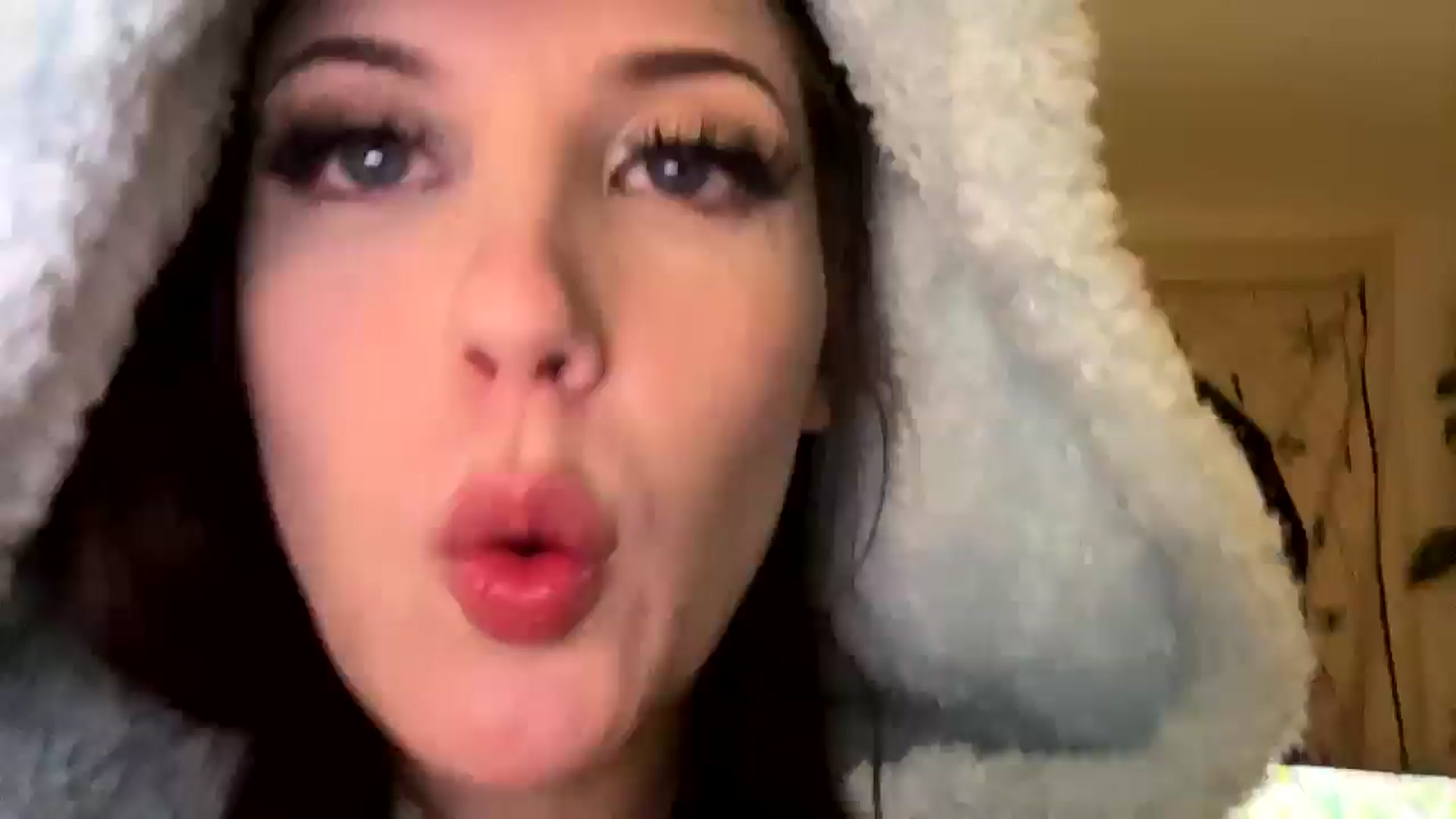Gallery image thumbnail from EMMEL1NE's myfreecams stream on, 03/07/2025, 11:12 image 12 of 20