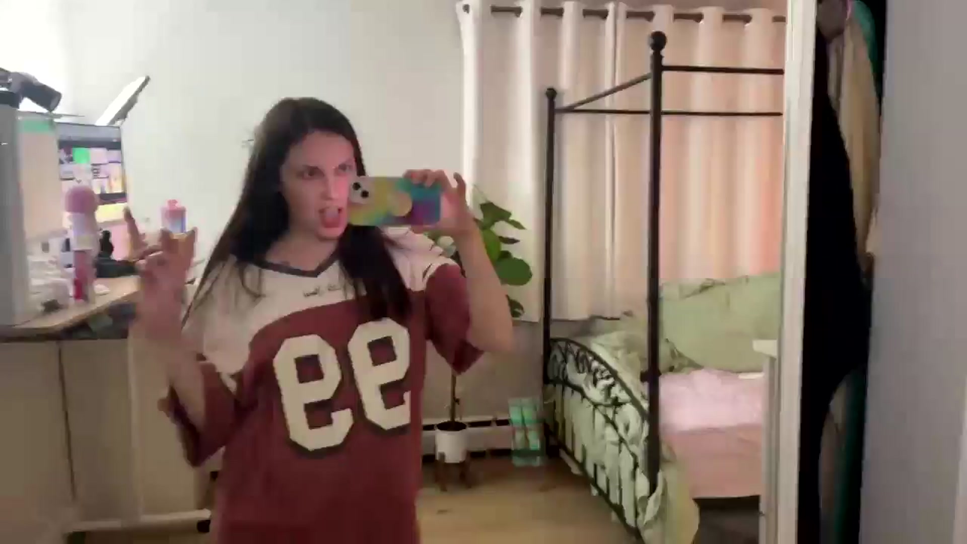 Gallery image thumbnail from EMMEL1NE's myfreecams stream on, 04/10/2025, 09:37 image 5 of 20