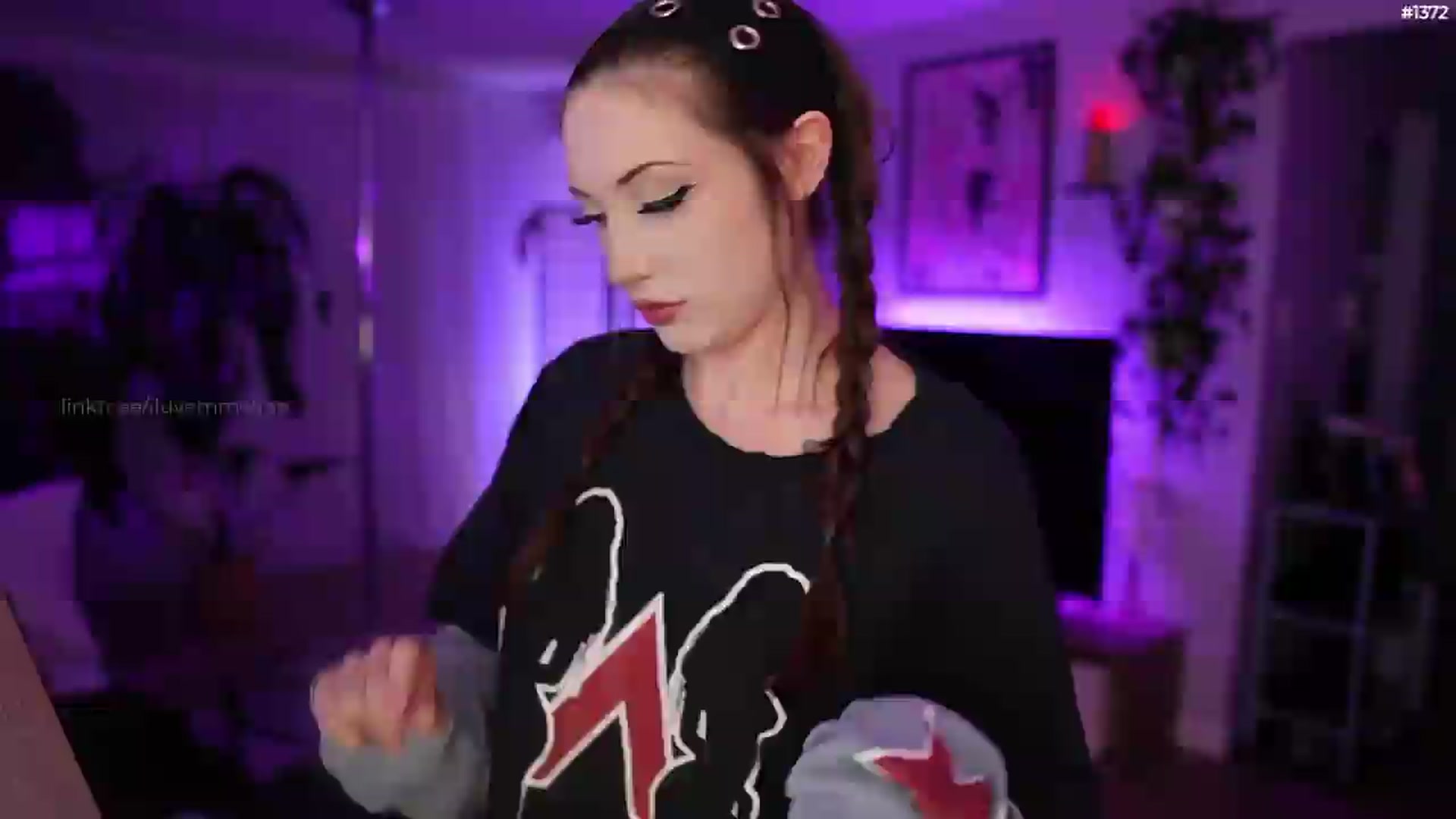 Gallery image thumbnail from EMMEL1NE's myfreecams stream on, 05/16/2026, 08:18 image 11 of 20
