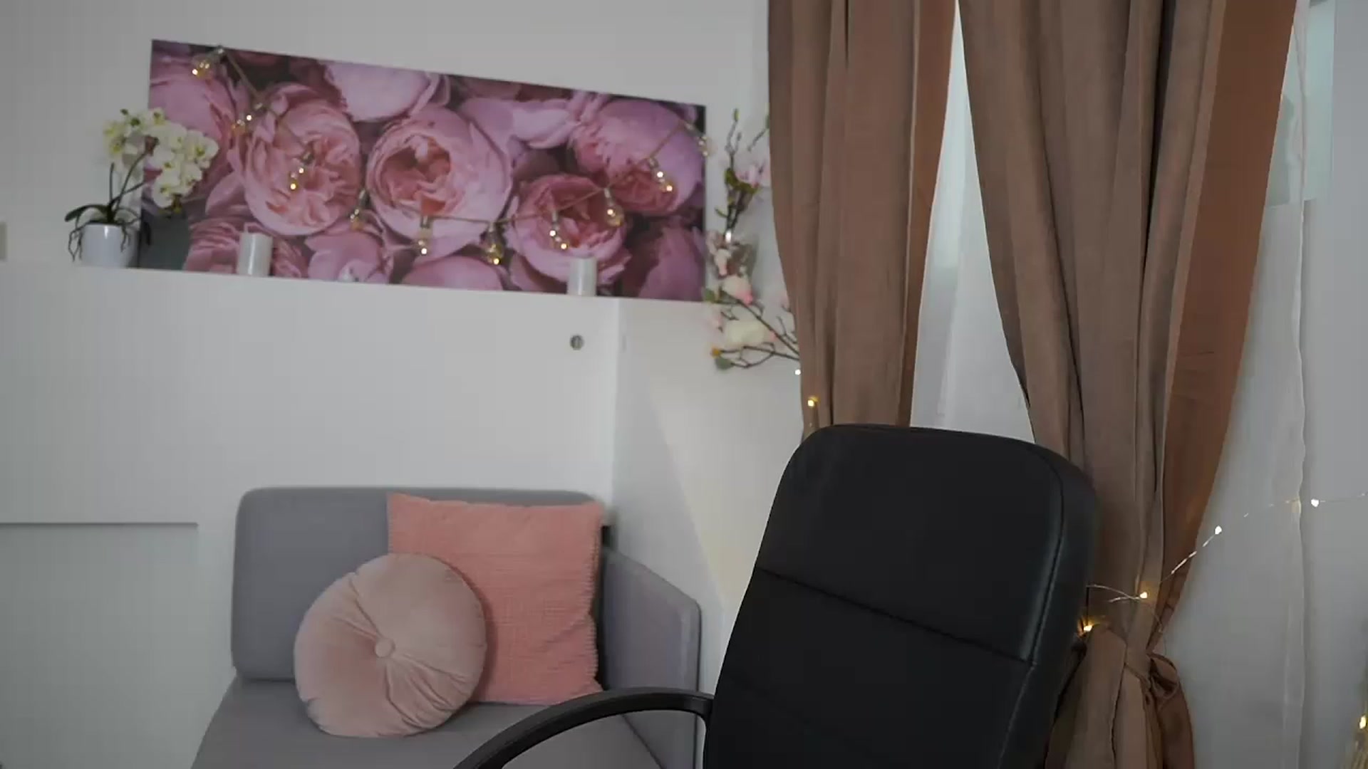 Gallery image thumbnail from EVA__LOVIA_'s myfreecams stream on, 04/26/2023, 13:00 image 16 of 20