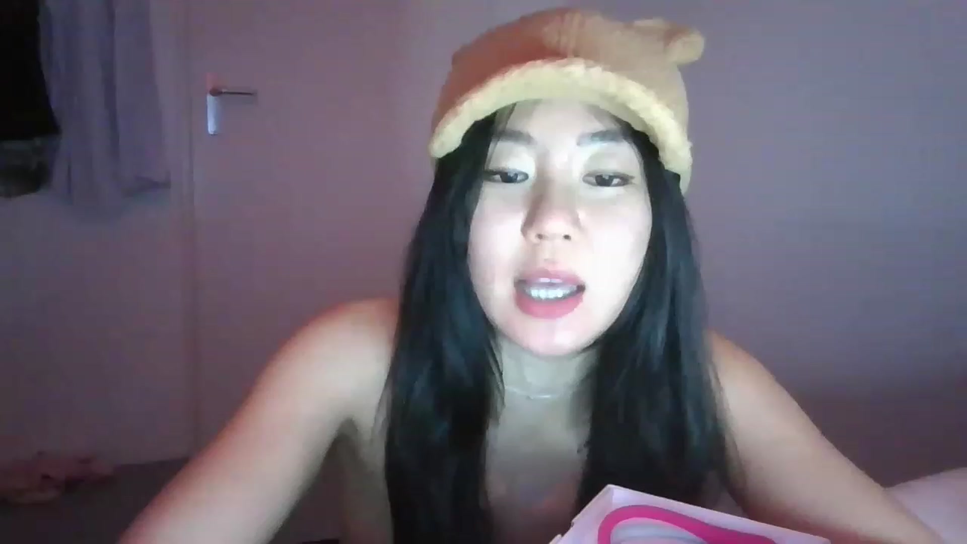 Gallery image thumbnail from EatMyKimchi's myfreecams stream on, 04/17/2023, 19:02 image 5 of 20
