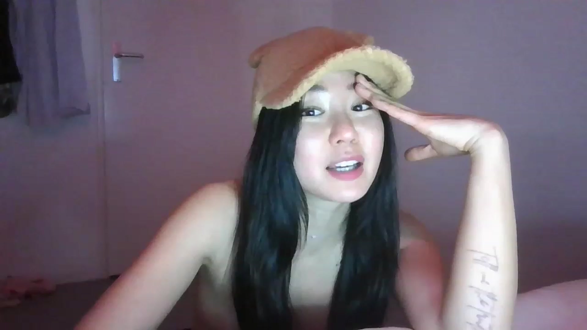 Gallery image thumbnail from EatMyKimchi's myfreecams stream on, 04/17/2023, 19:02 image 6 of 20