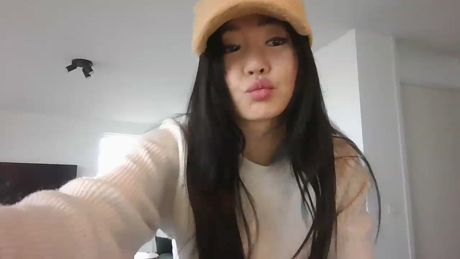 Gallery image thumbnail from EatMyKimchi's myfreecams stream on, 04/18/2023, 14:03 image 20 of 20