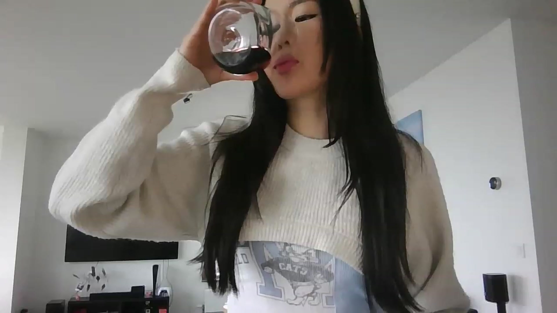 Gallery image thumbnail from EatMyKimchi's myfreecams stream on, 04/18/2023, 14:03 image 11 of 20