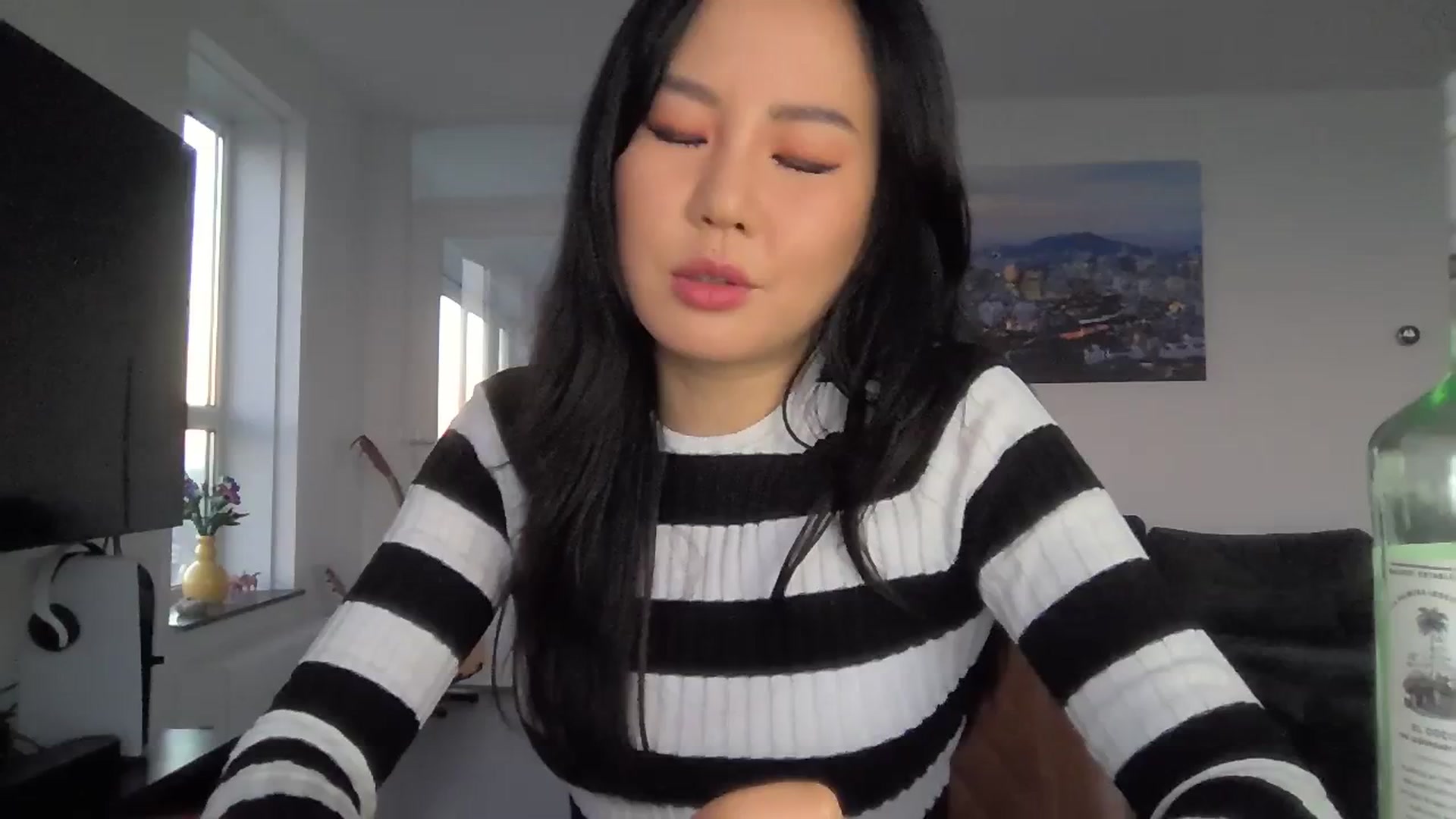 Gallery image thumbnail from EatMyKimchi's myfreecams stream on, 12/17/2023, 15:56 image 11 of 20